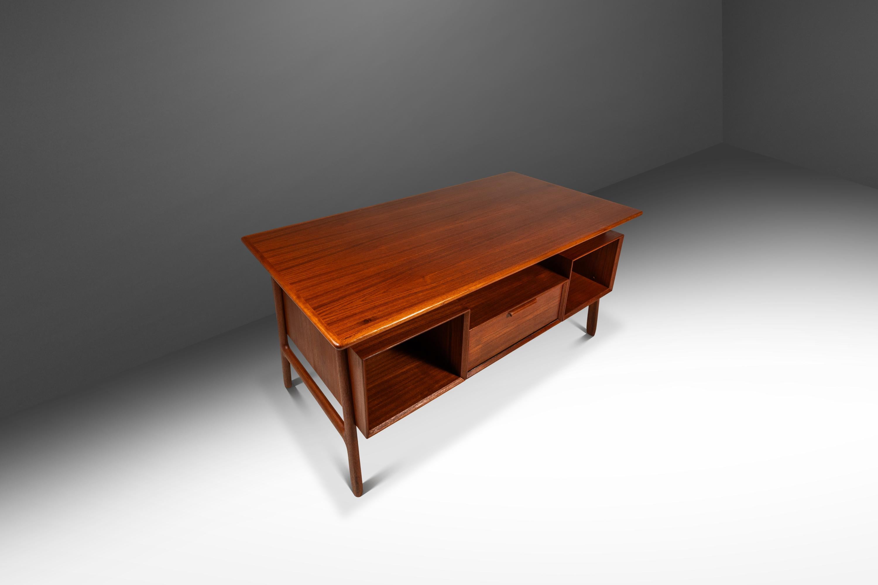 Danese Rara scrivania in teak Model 75, Gunni Omann, Omann Jun Møbelfabrik, Danimarca, 1960 ca. in vendita