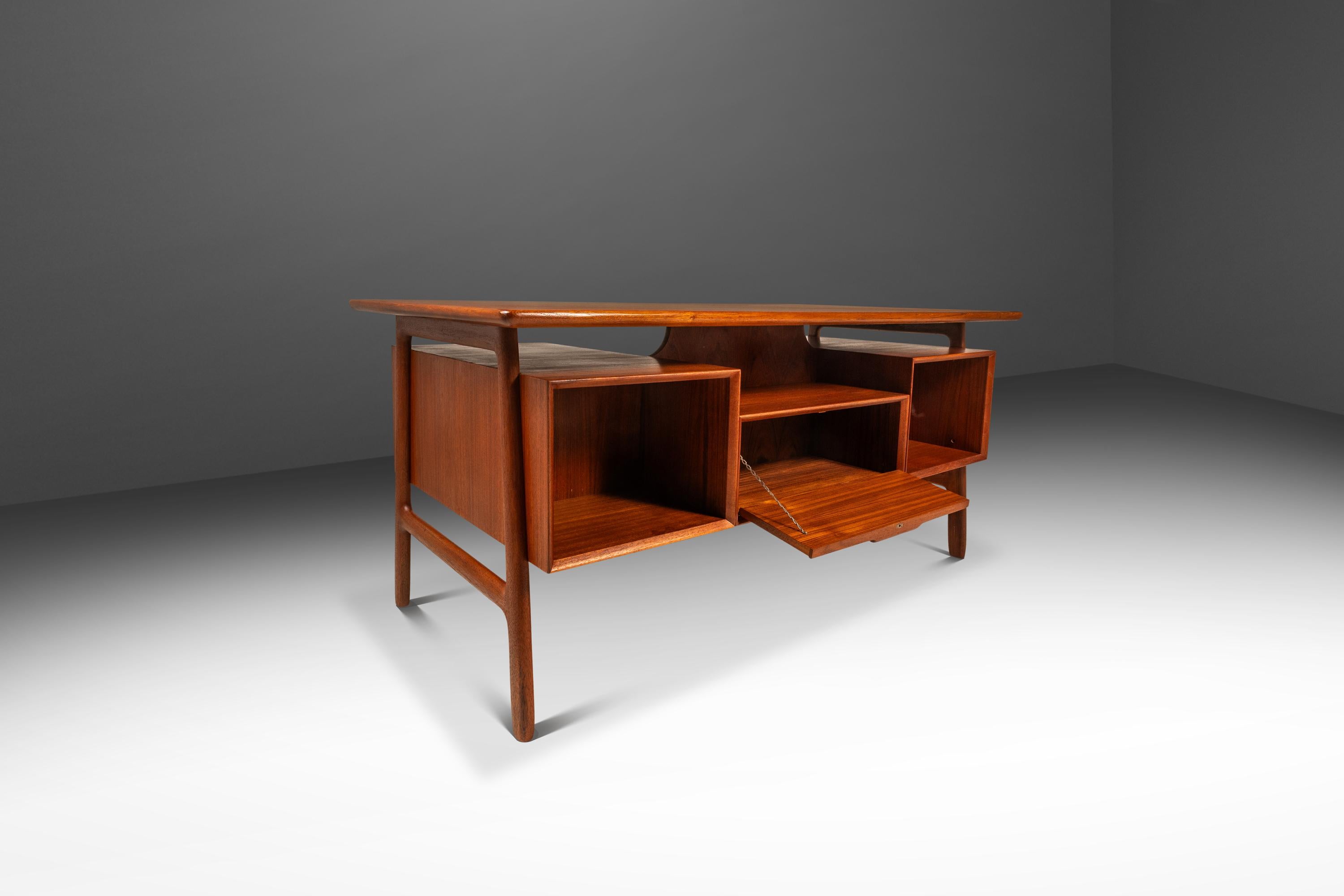 Rara scrivania in teak Model 75, Gunni Omann, Omann Jun Møbelfabrik, Danimarca, 1960 ca. In condizioni buone in vendita a Deland, FL