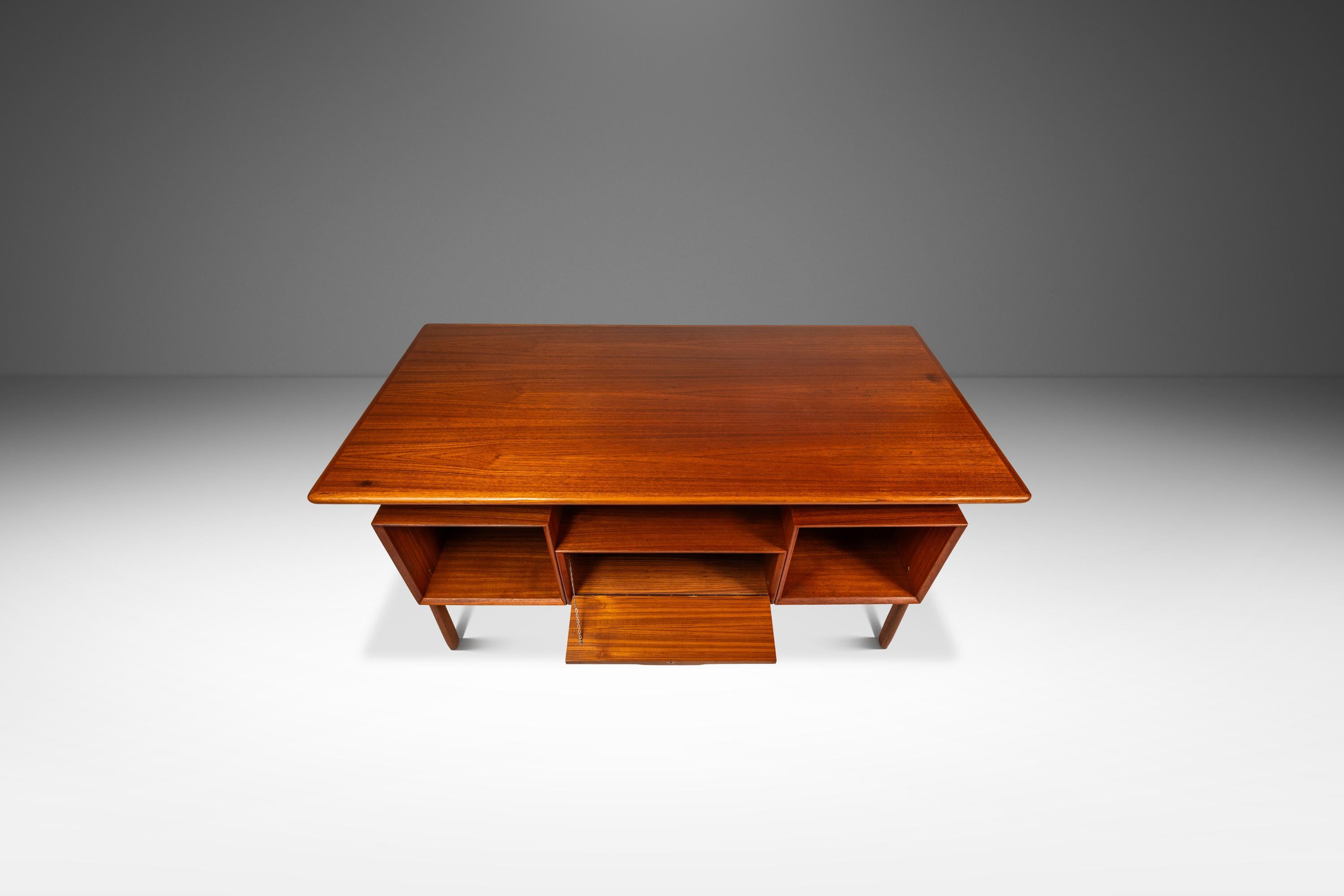 Metà XX secolo Rara scrivania in teak Model 75, Gunni Omann, Omann Jun Møbelfabrik, Danimarca, 1960 ca. in vendita