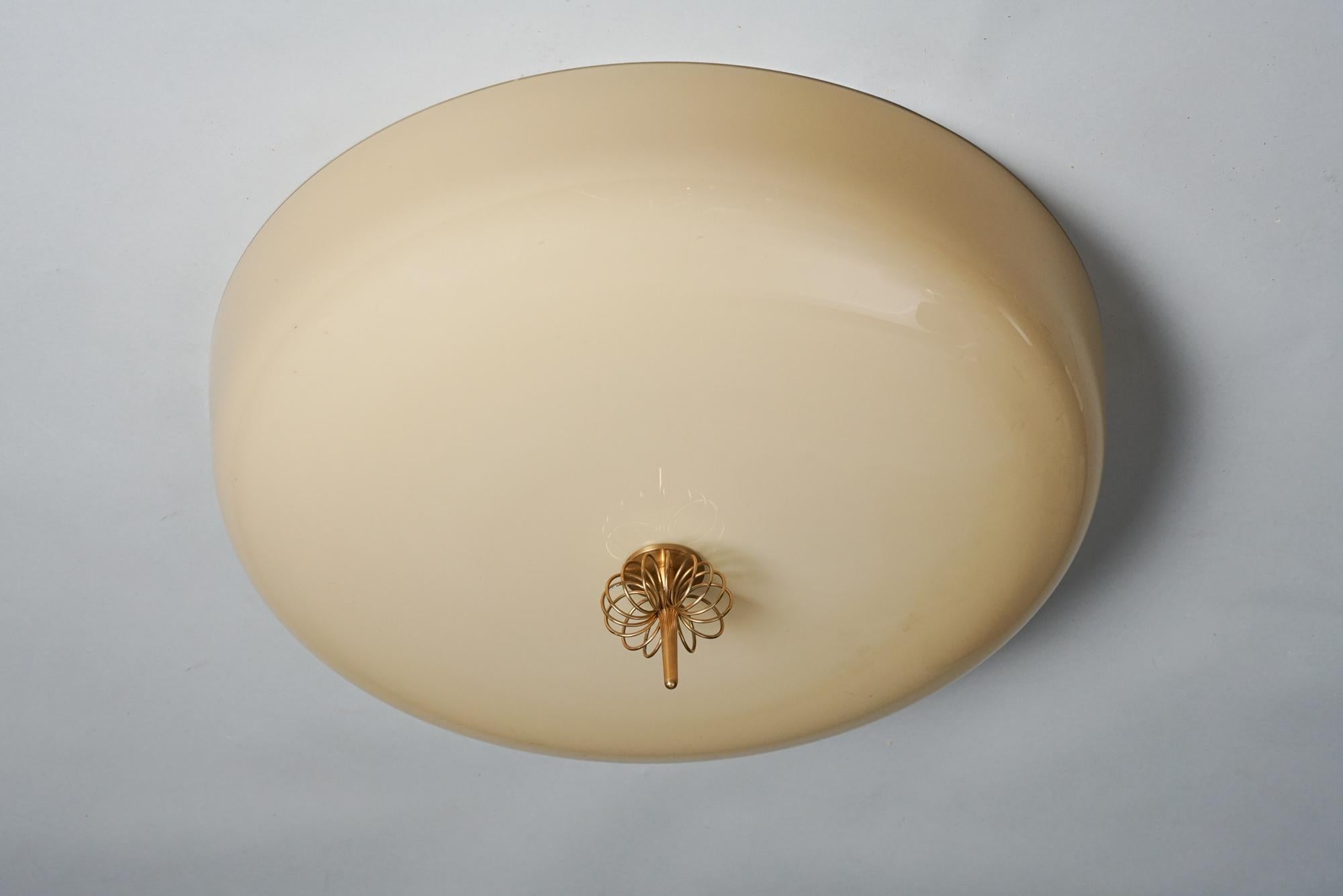 Modèle 80244 encastré, conçu par Paavo Tynell, fabriqué par Idman Oy, années 1950. Abat-jour en verre opalin, détails en laiton. Excellent état vintage, patine mineure correspondant à l'âge et à l'utilisation. 

Paavo Tynell (1890-1973) est l'un des