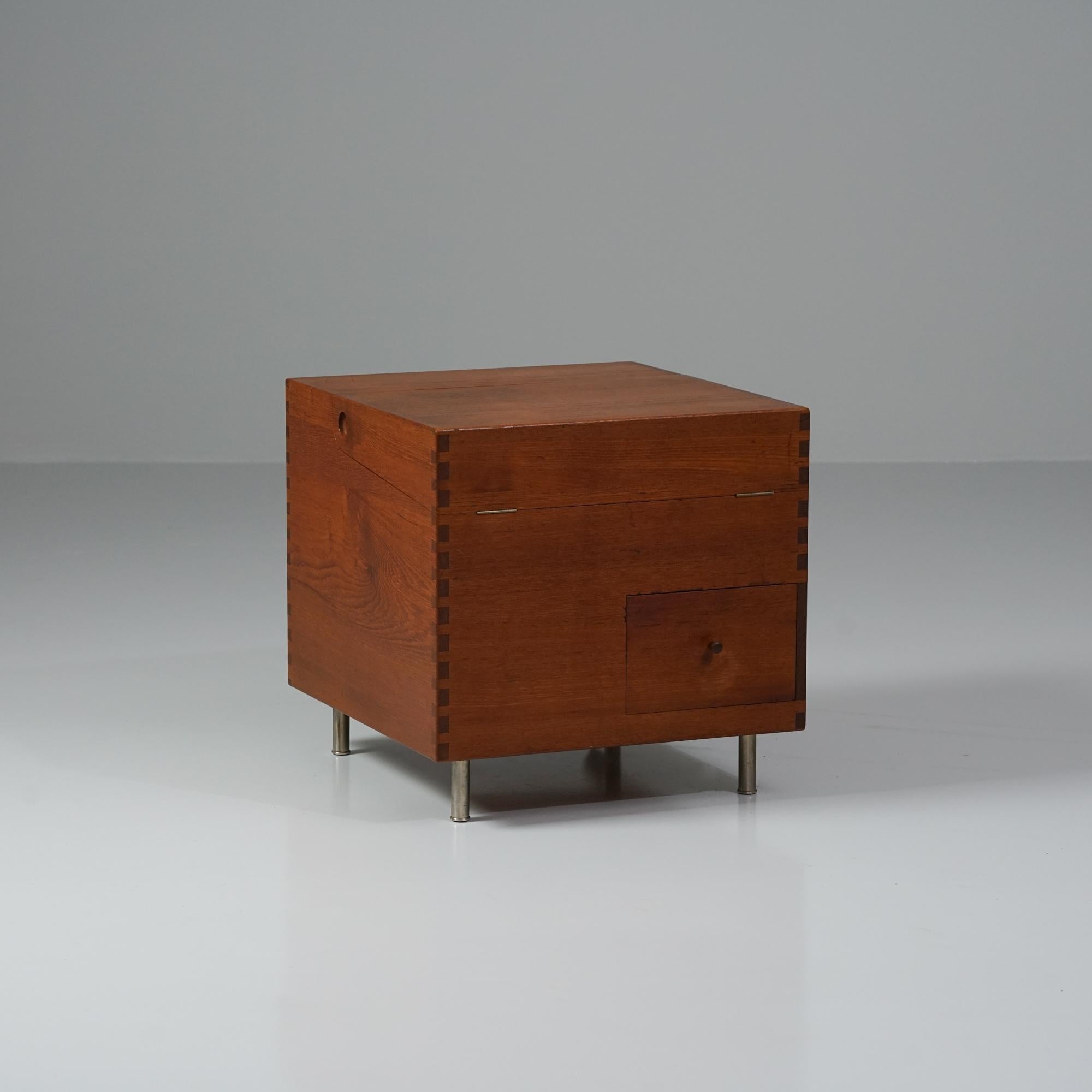 Rare modèle AT-34 bar cabinet/ dry bar, conçu par Hans J. Wegner, fabriqué par Andreas Tuck, années 1960. Teck avec pieds en acier. Bon état vintage, patine d'usage. Marqué.