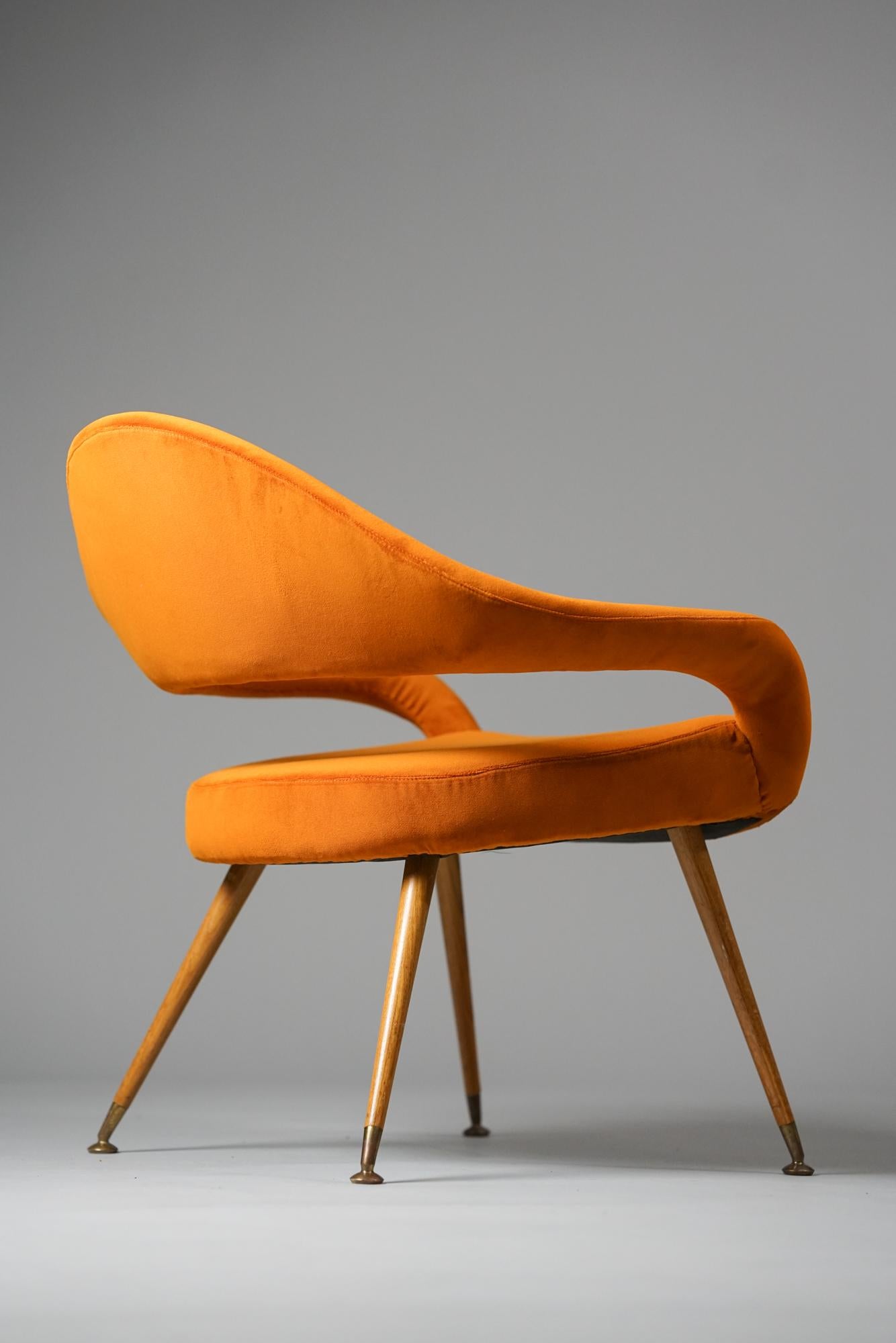 Stunning and rare lounge chair designed by Gastone Rinaldi in 1954, Italy.

The design of this chair is sculptural and organic. The chair is eye catching but yet light and fluid. Upholstered with quality Laurtizons fabric. Oak wood with brass