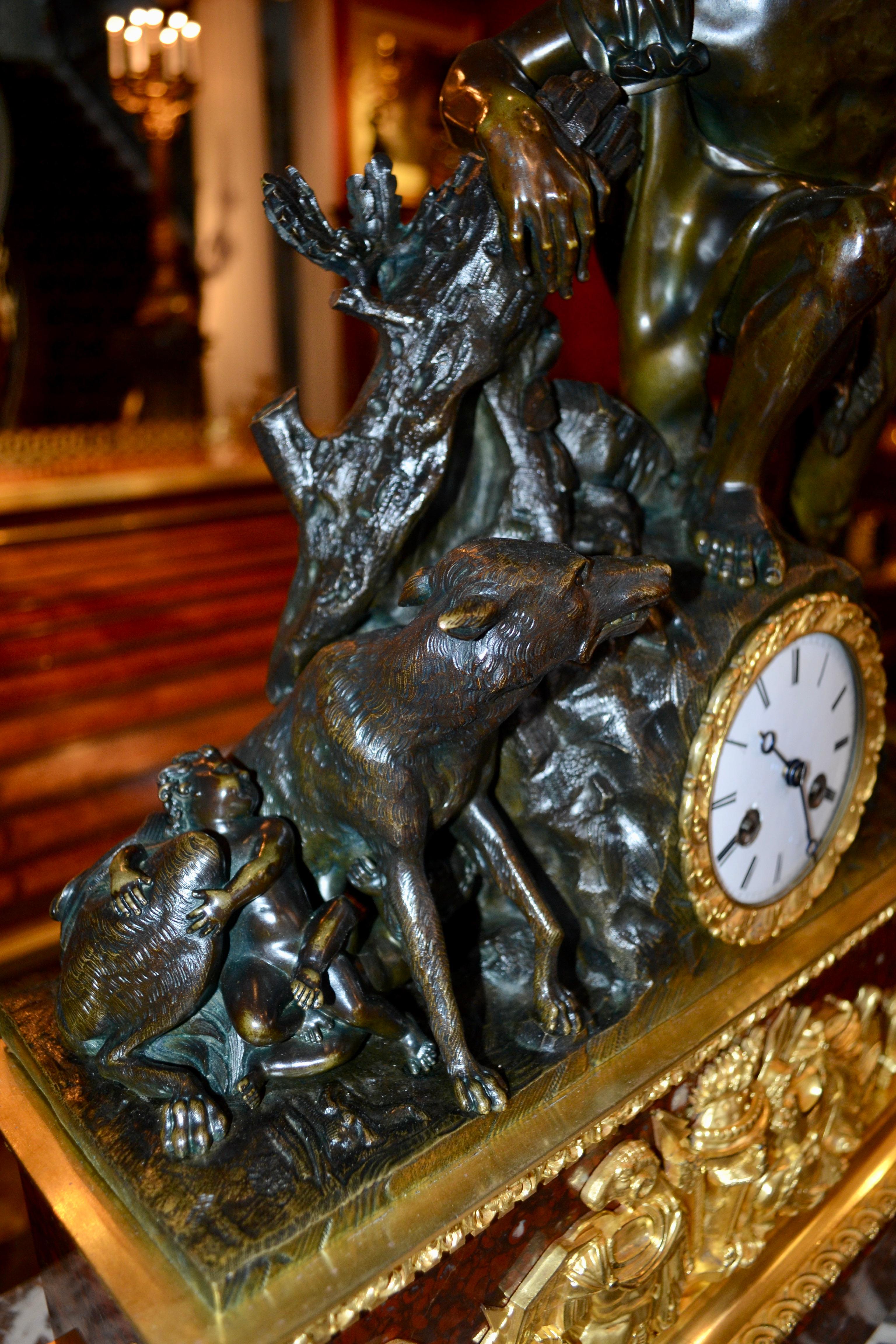 Rare horloge Empire modèle rare représentant Faustulus découvrant Romolus et Remus en vente 4