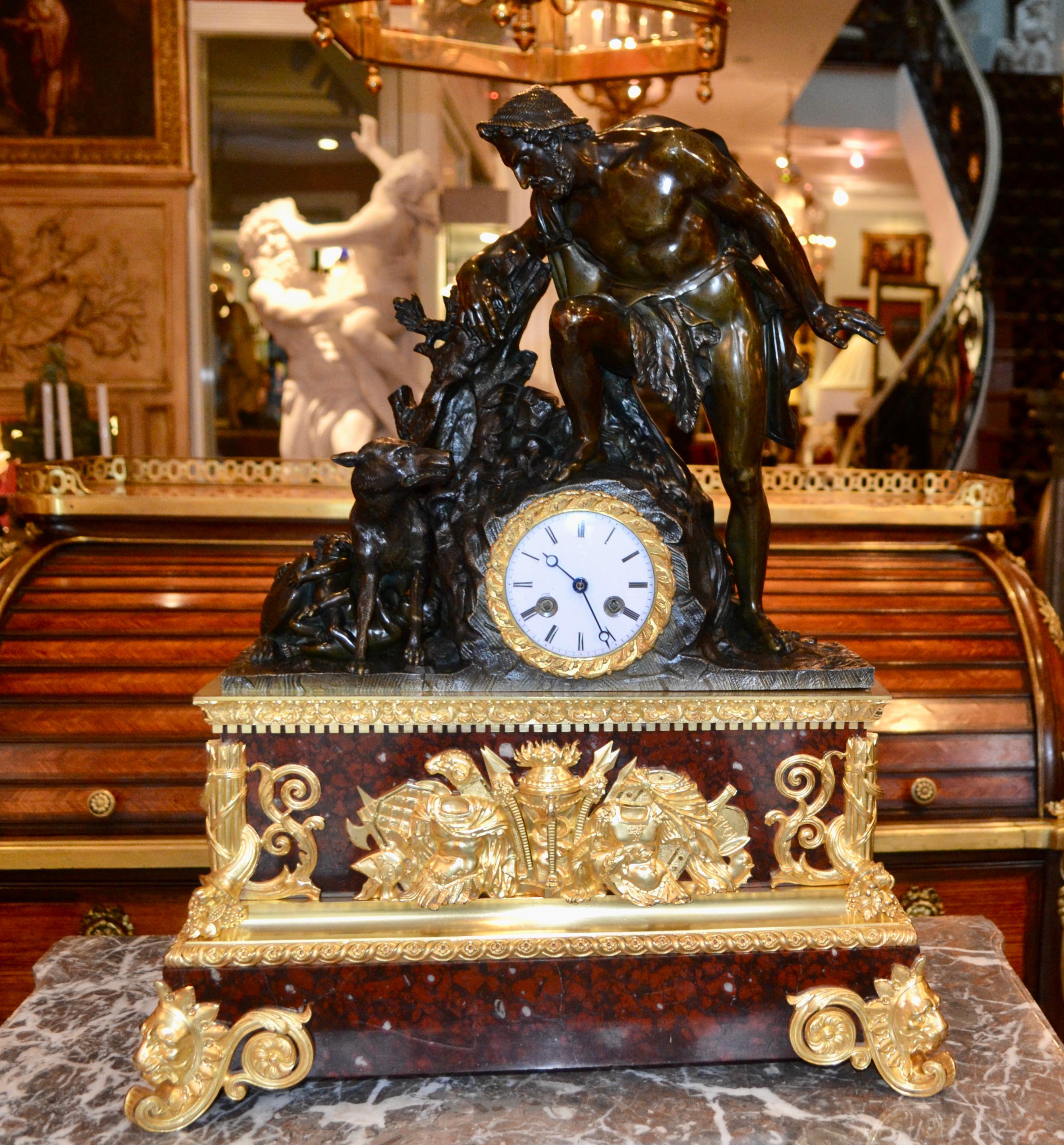 Rare horloge Empire modèle rare représentant Faustulus découvrant Romolus et Remus en vente 9