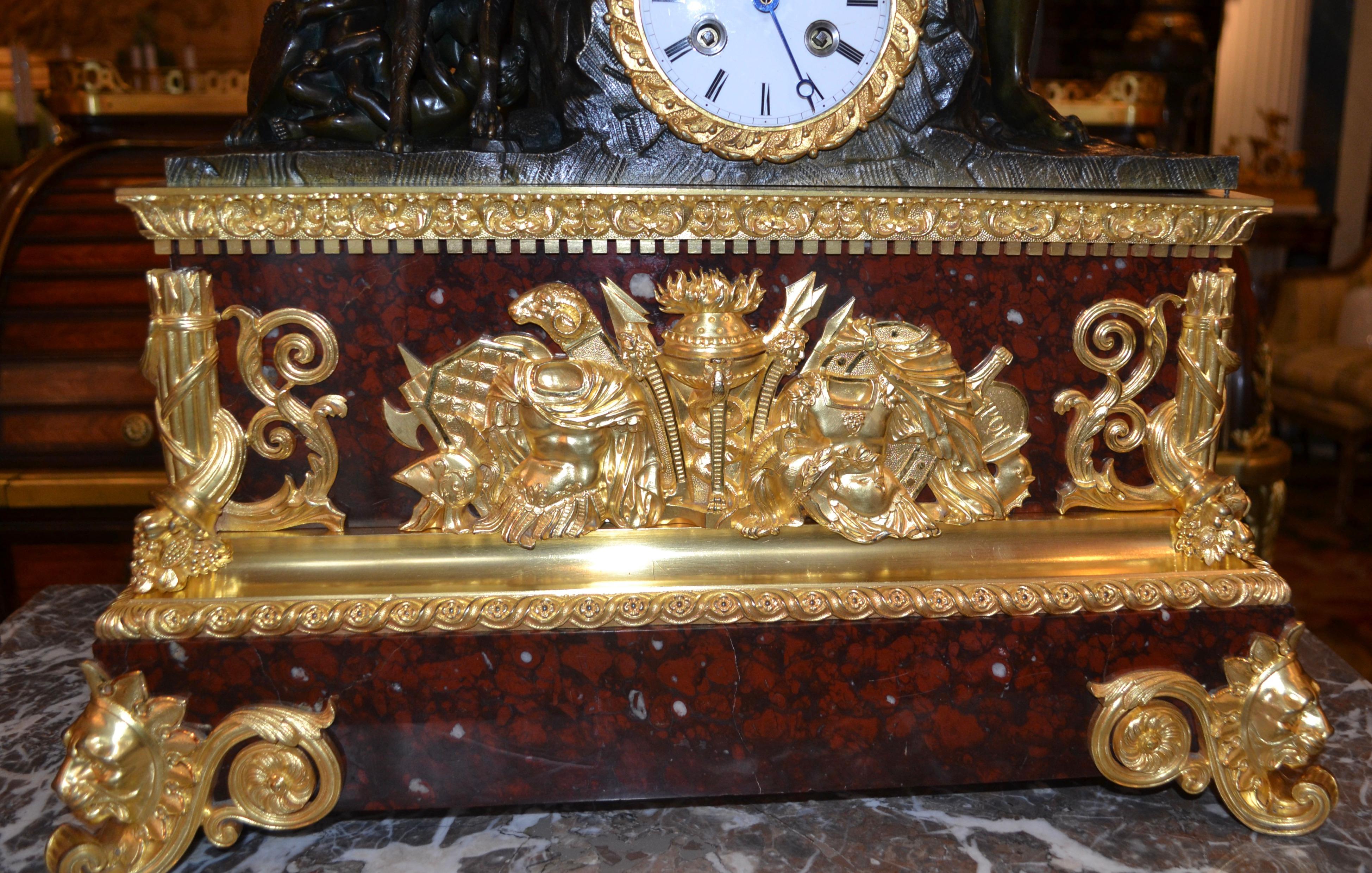 Rare horloge Empire modèle rare représentant Faustulus découvrant Romolus et Remus en vente 5