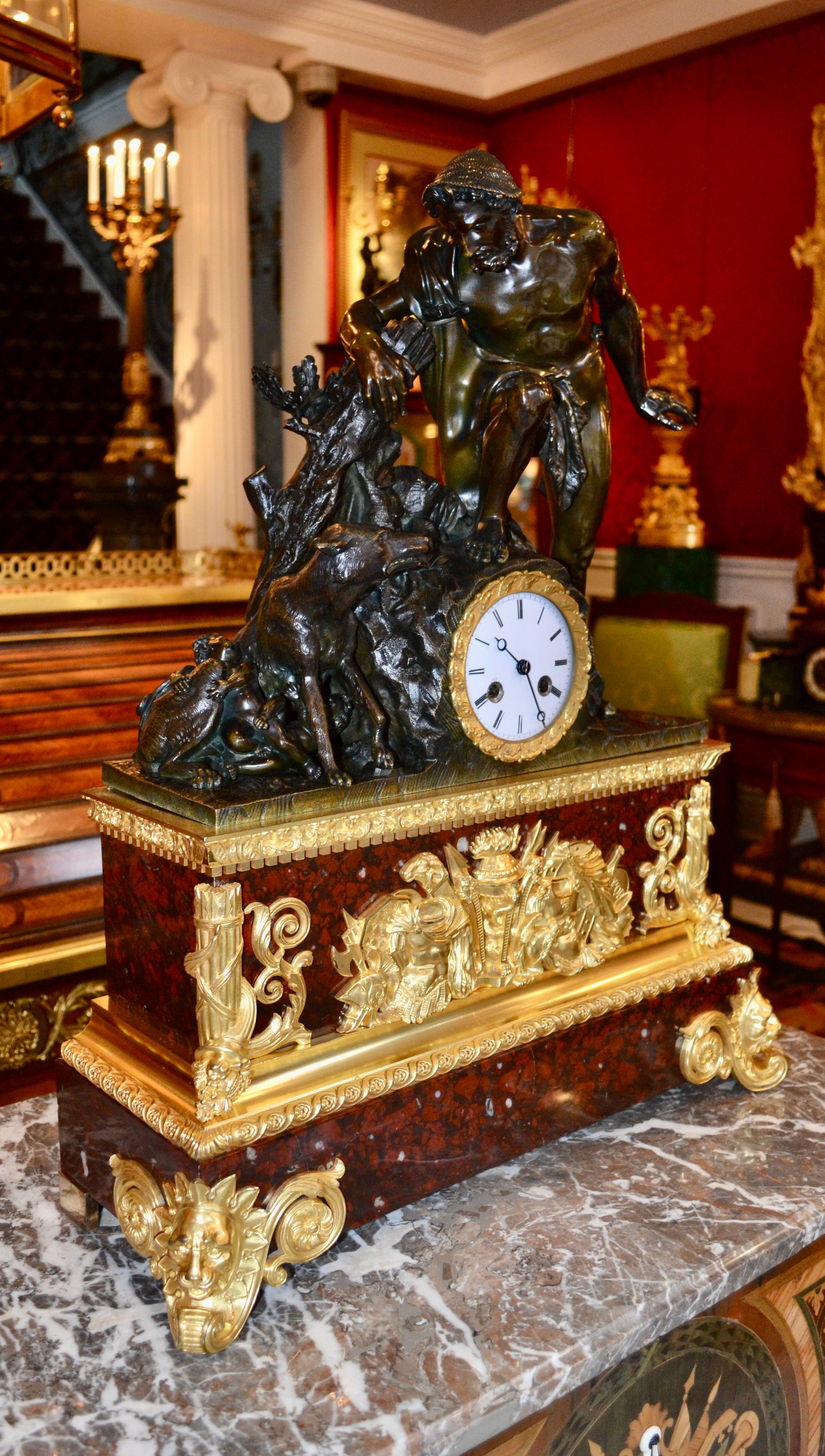 Rare horloge Empire modèle rare représentant Faustulus découvrant Romolus et Remus en vente 10