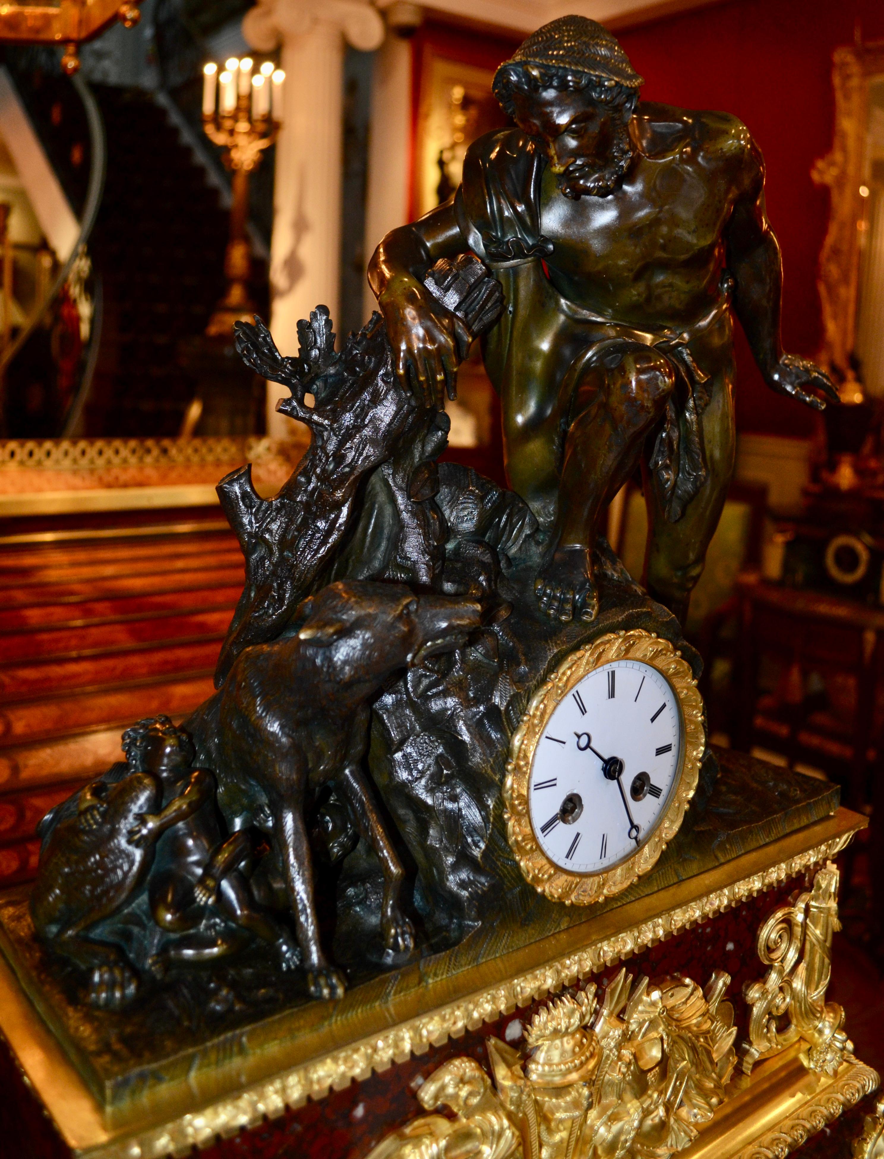 Rare horloge Empire modèle rare représentant Faustulus découvrant Romolus et Remus en vente 6