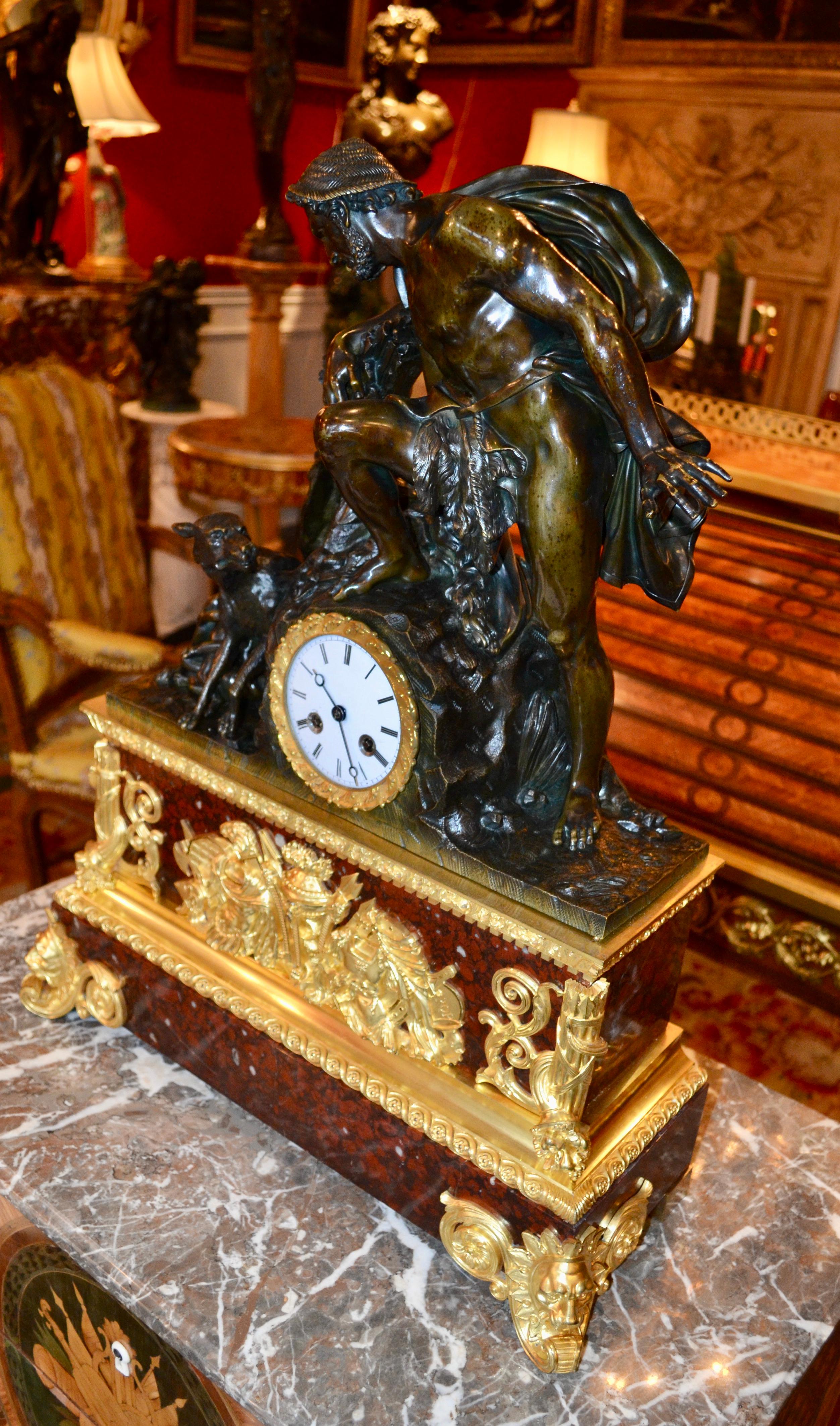 Rare horloge Empire modèle rare représentant Faustulus découvrant Romolus et Remus en vente 13