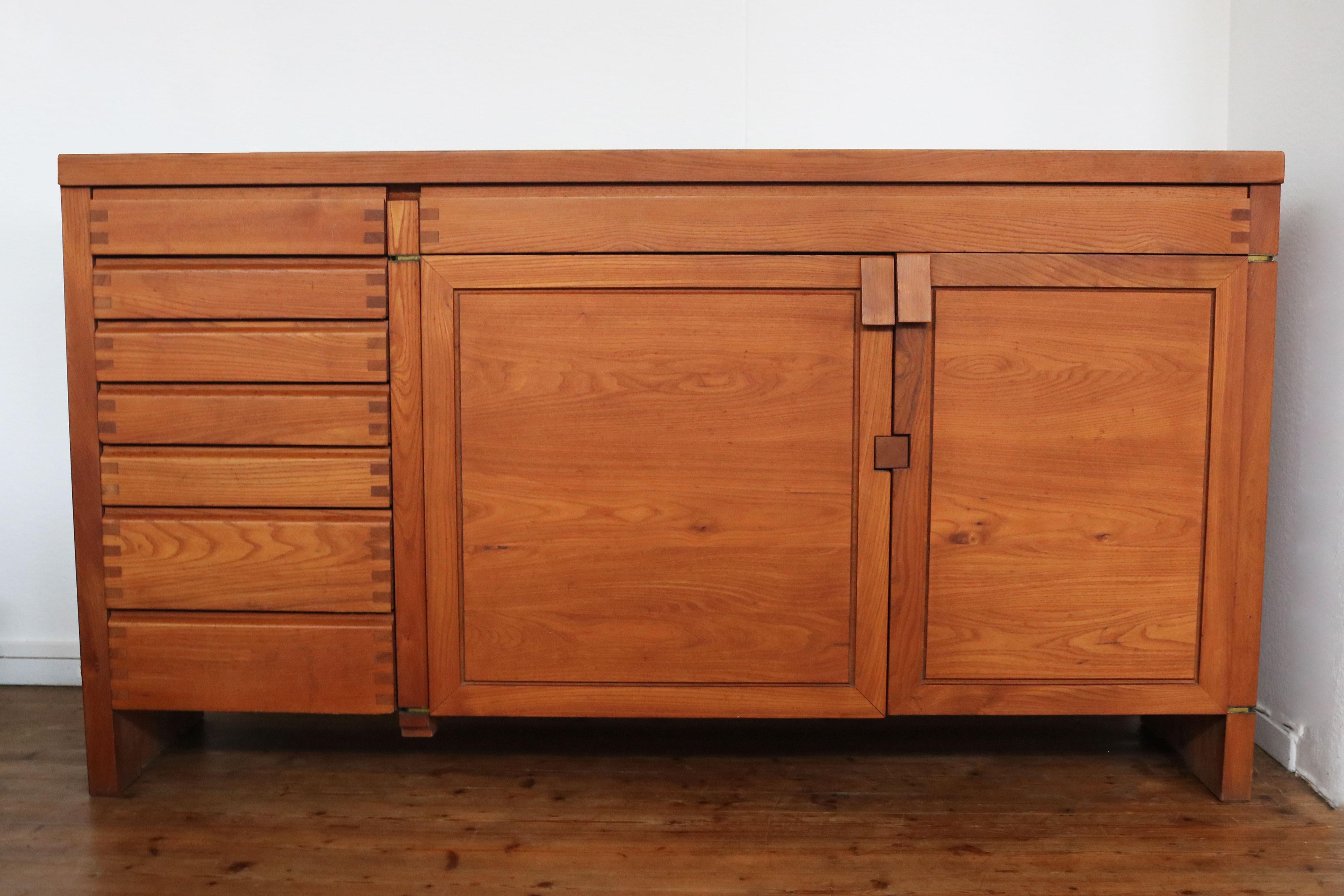 French Rare model: R13 sideboard in solid Elm by Pierre Chapo 1950 France Mid-Century For Sale