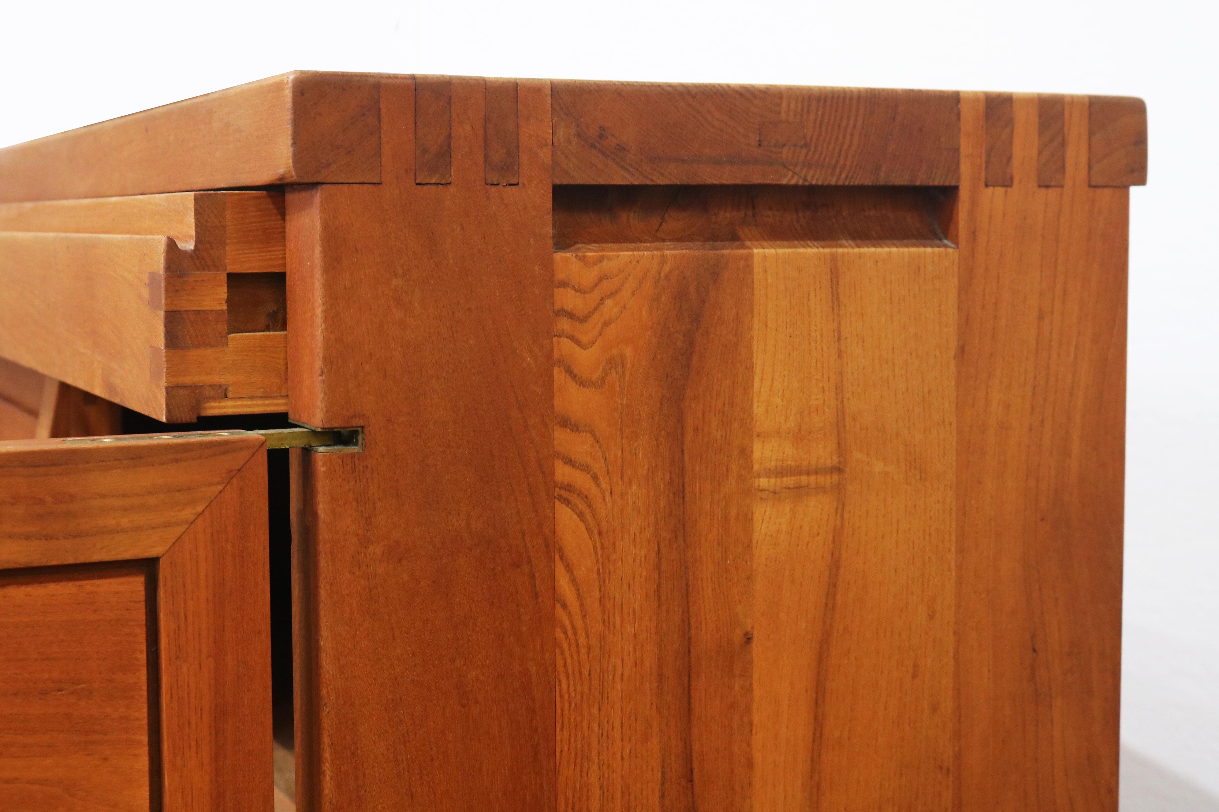Rare model: R13 sideboard in solid Elm by Pierre Chapo 1950 France Mid-Century In Good Condition For Sale In Ijzendijke, NL