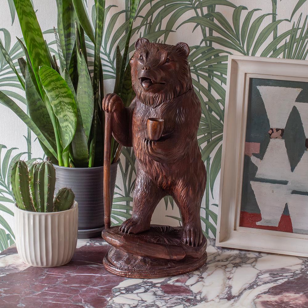 Modelo raro y único

De nuestra colección Black Forest, nos complace presentar este raro ejemplo de tarro de tabaco suizo con forma de oso de la Selva Negra. La Tabaquera Oso tallada en madera de tilo con una fantástica expresión de humor, común en