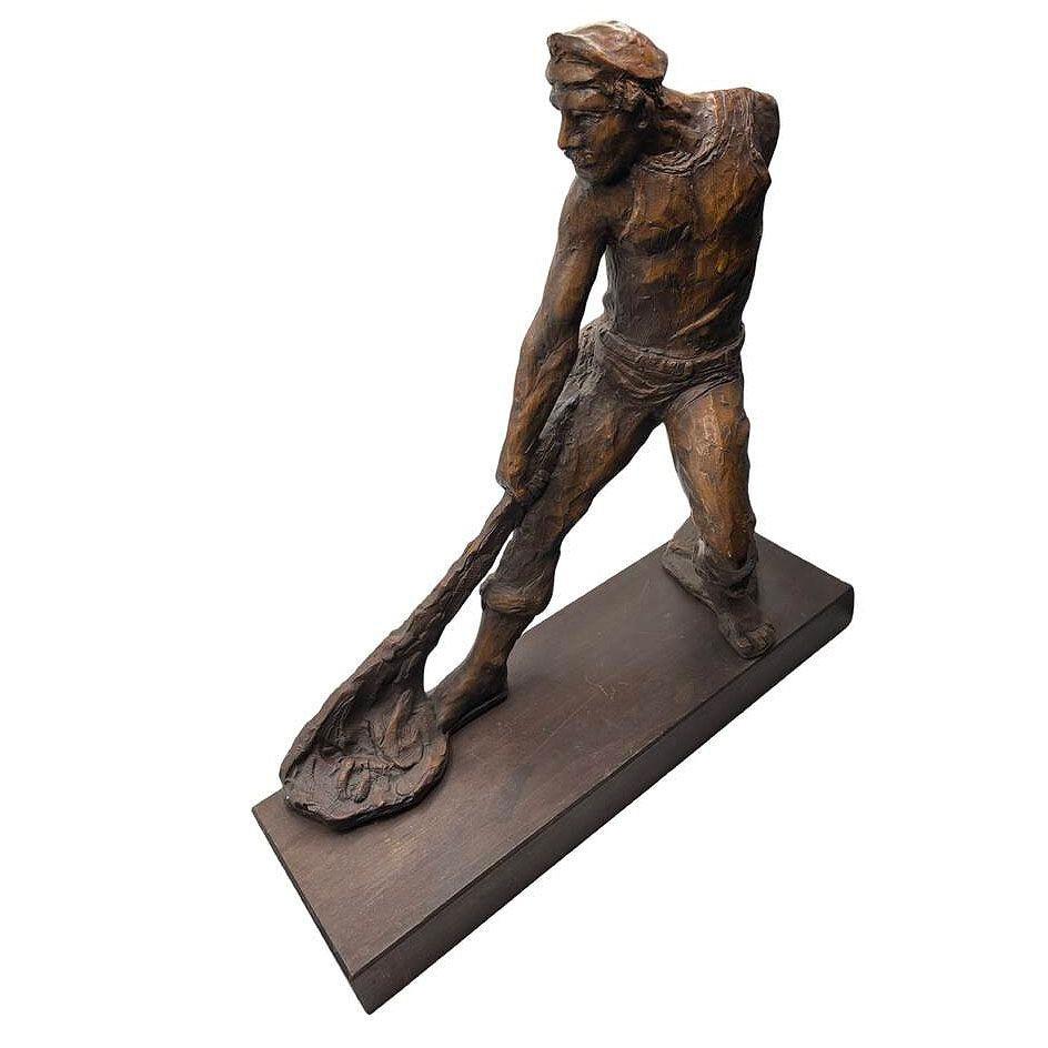 Escultura única de estilo abstracto de Kimro que representa a un pescador tirando de una red de pesca. Presenta una escultura de yeso/tiza montada sobre una base de madera maciza. Creado en Estados Unidos en 1969, está firmado por el artista. La
