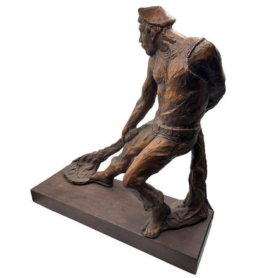 Raro Pescador moderno con red Escultura grande de escayola sobre base de madera Por Kimro 1969 en Excelente estado para la venta en Van Nuys, CA