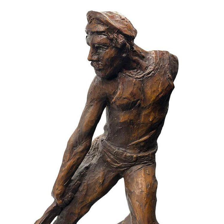 Raro Pescador moderno con red Escultura grande de escayola sobre base de madera Por Kimro 1969 mediados del siglo XX en venta