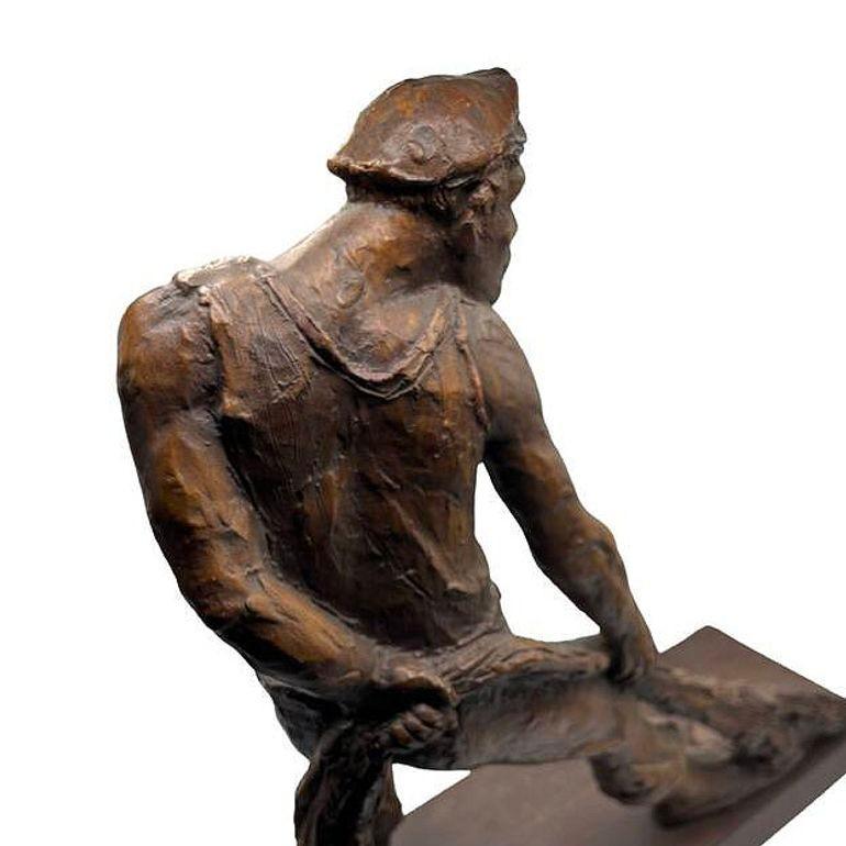 Raro Pescador moderno con red Escultura grande de escayola sobre base de madera Por Kimro 1969 Arcilla en venta