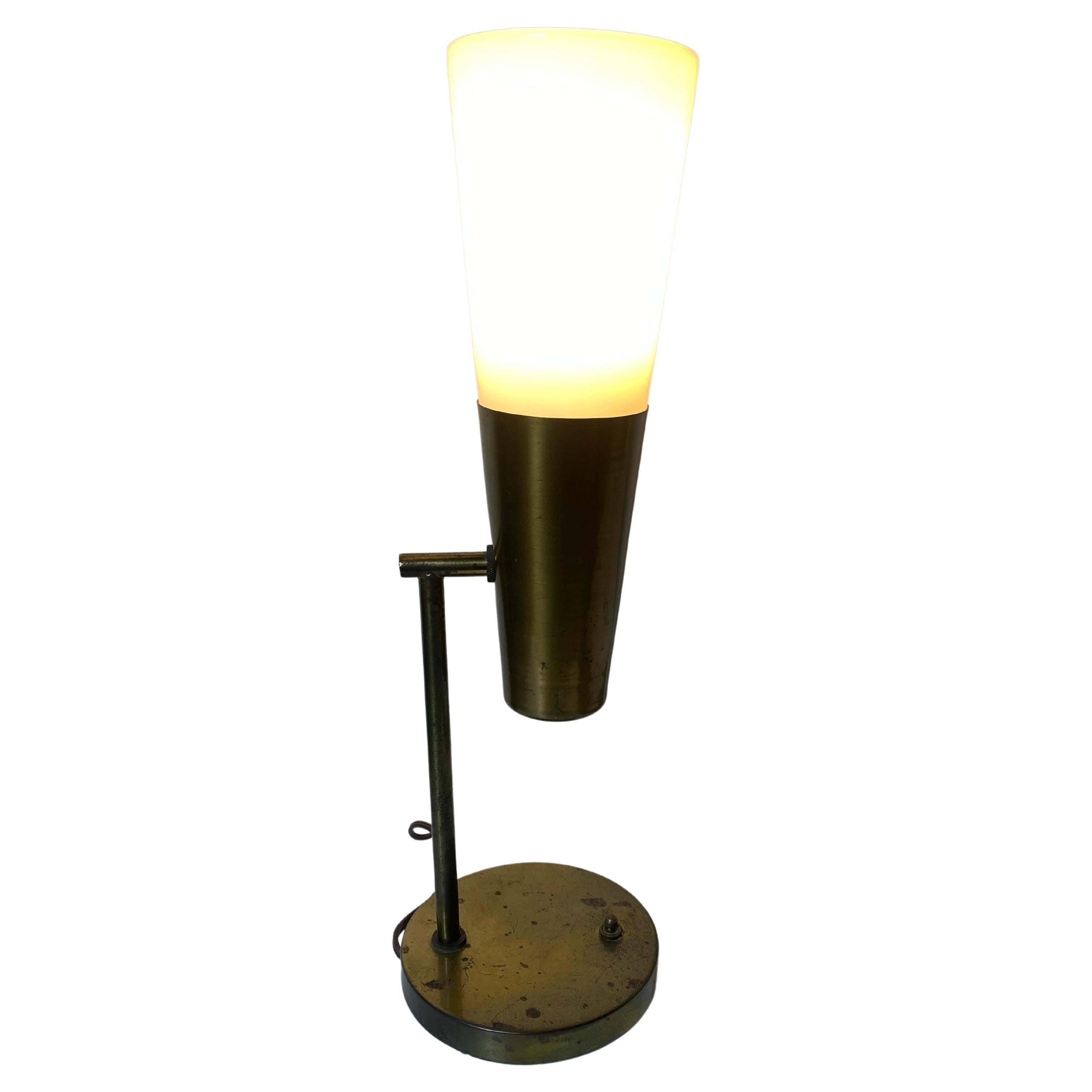 Rare lampe moderniste en laiton et verre conçue par Paul McCobb