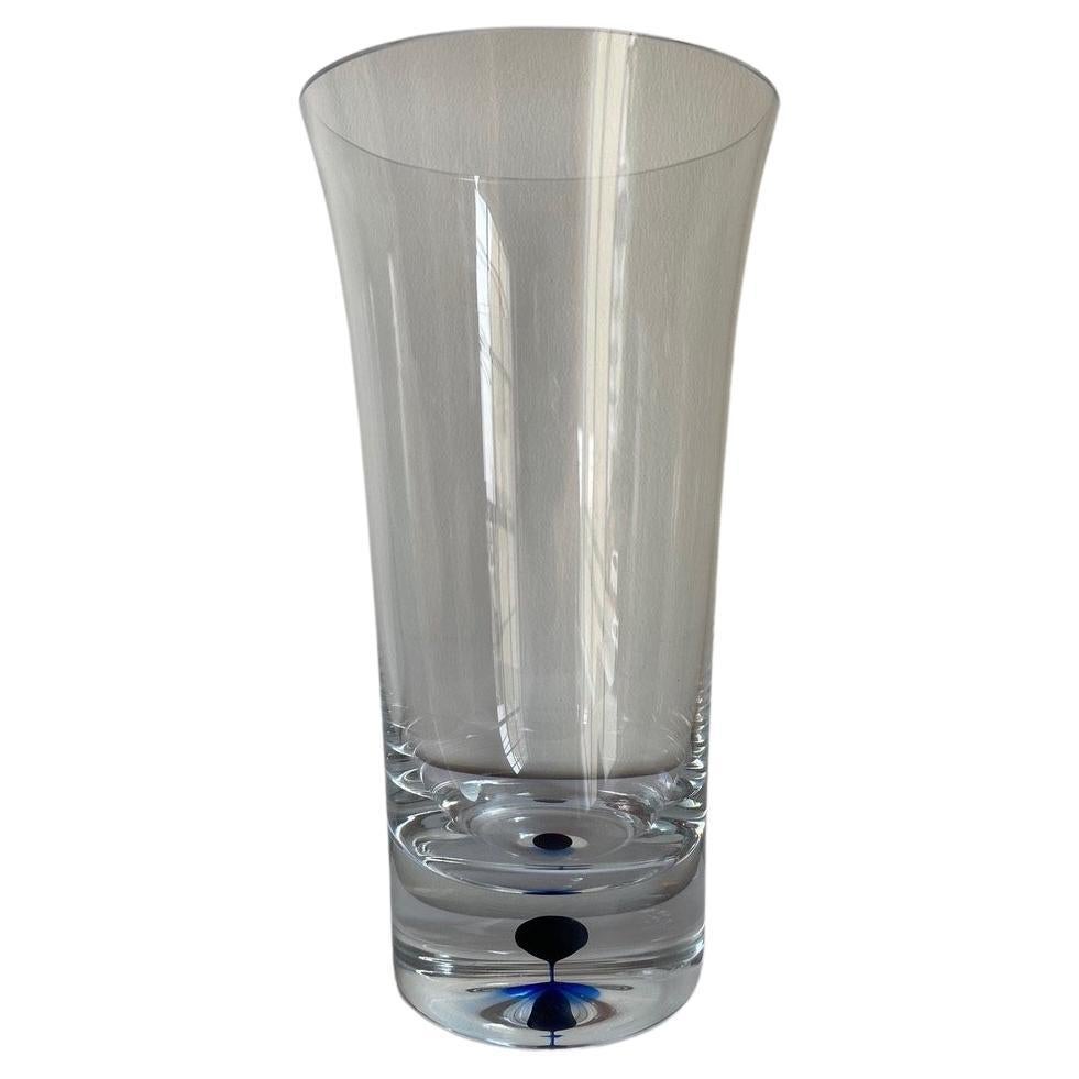 Bellissimo vaso di cristallo Orrefors realizzato in Svezia negli anni '80 in stile modernista. Il vaso è chiaramente firmato 