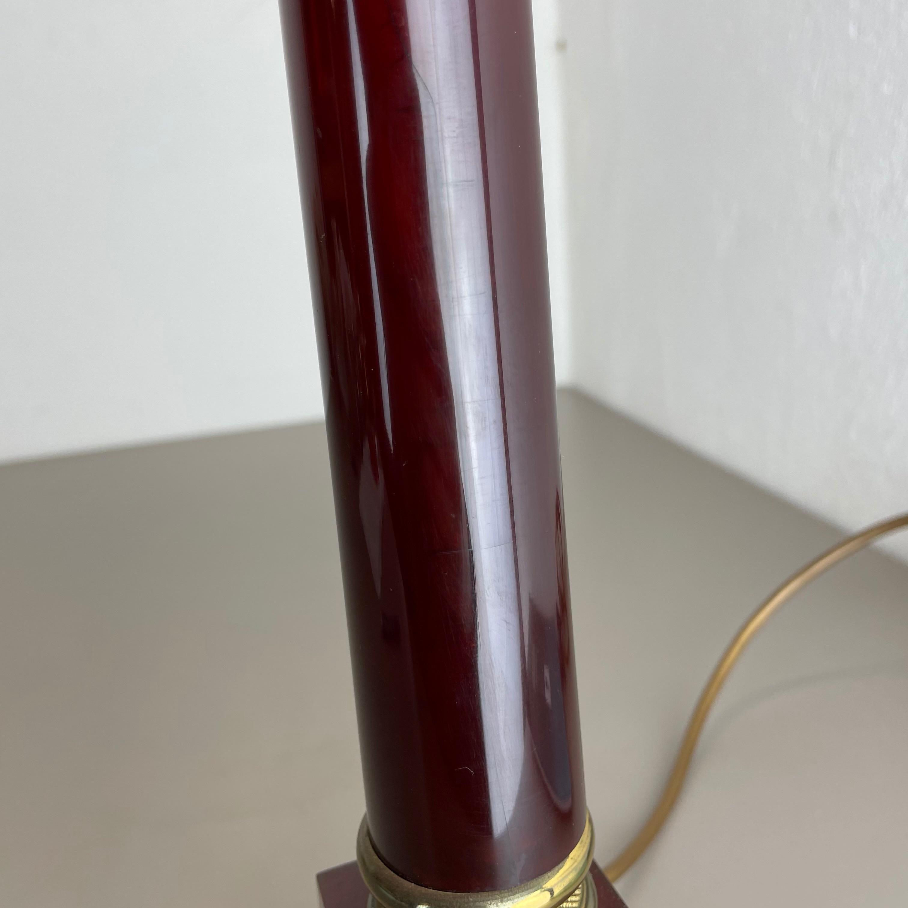 Seltene modernistische Tischleuchte aus rotem Catalina und Messingrohr, Italien, 1960er Jahre im Angebot 11