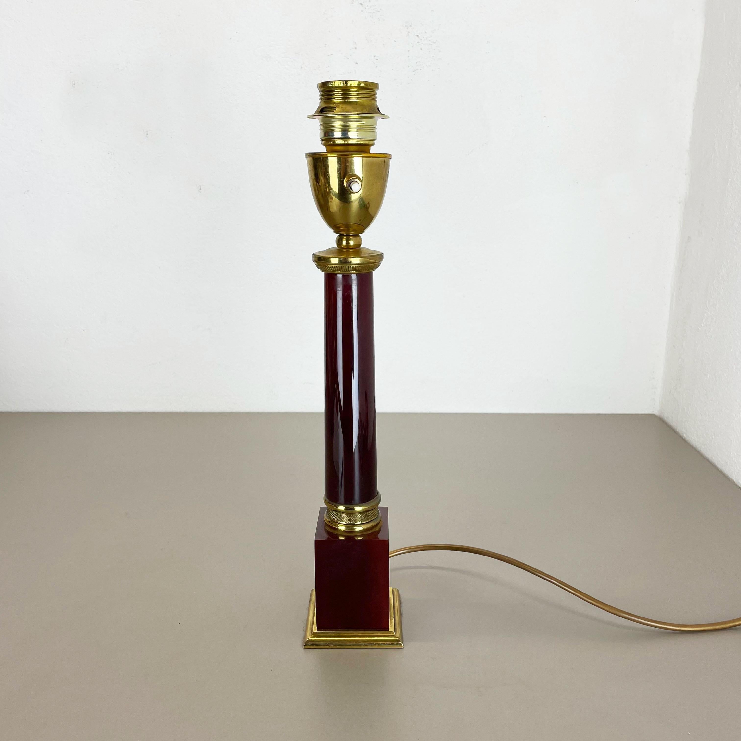Seltene modernistische Tischleuchte aus rotem Catalina und Messingrohr, Italien, 1960er Jahre im Zustand „Gut“ im Angebot in Kirchlengern, DE