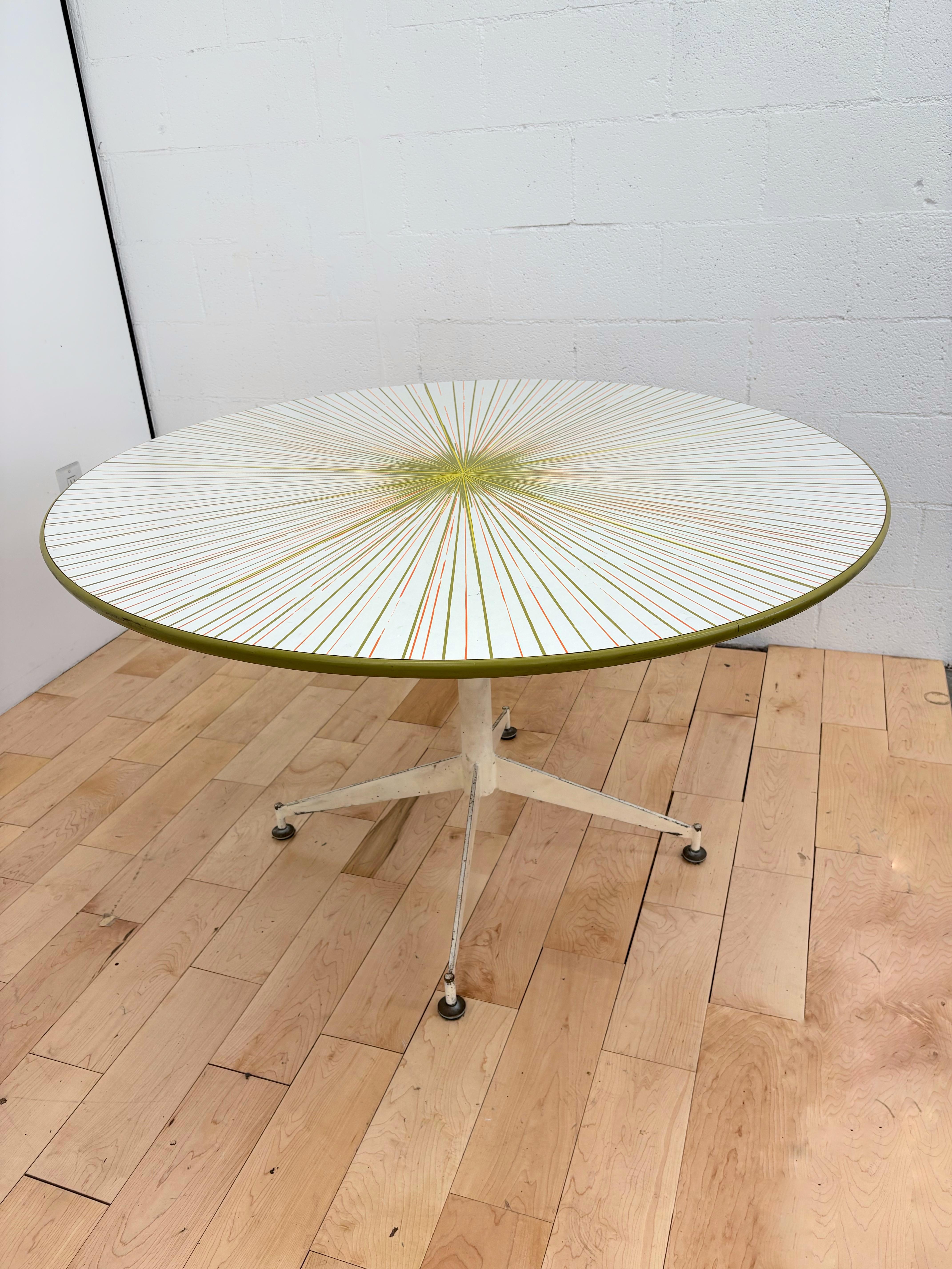 Cette table de salle à manger moderniste des années 1960, rare et frappante, a été conçue par Peter Pepper Products. Elle est ornée d'un motif en étoile atomique stratifié, jaune et vert avocat. Le motif radial éclatant capture l'esprit du