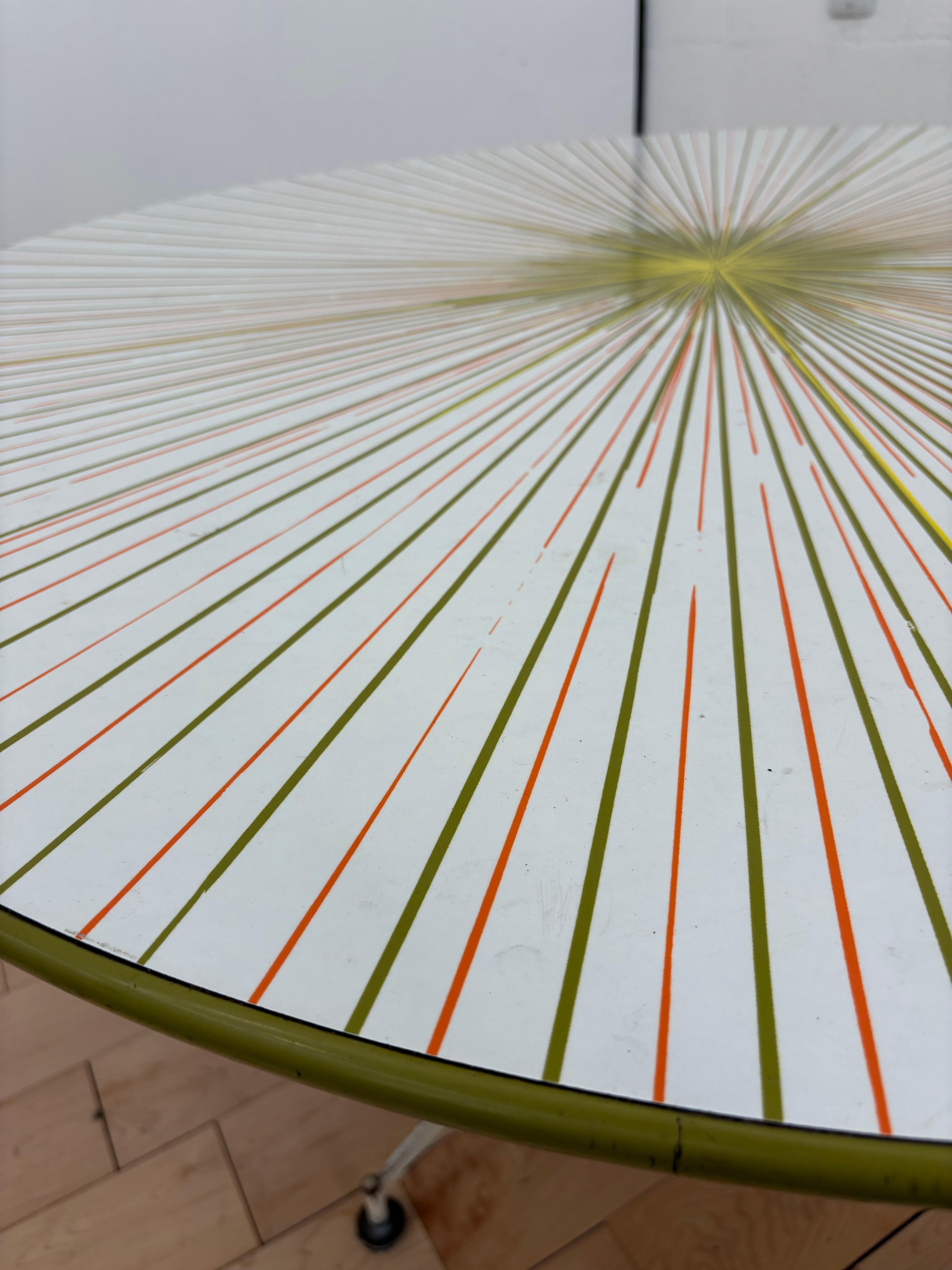 Métal Rare table de salle à manger moderniste en forme d'étoile par Peter Pepper Products - États-Unis, années 1960 en vente