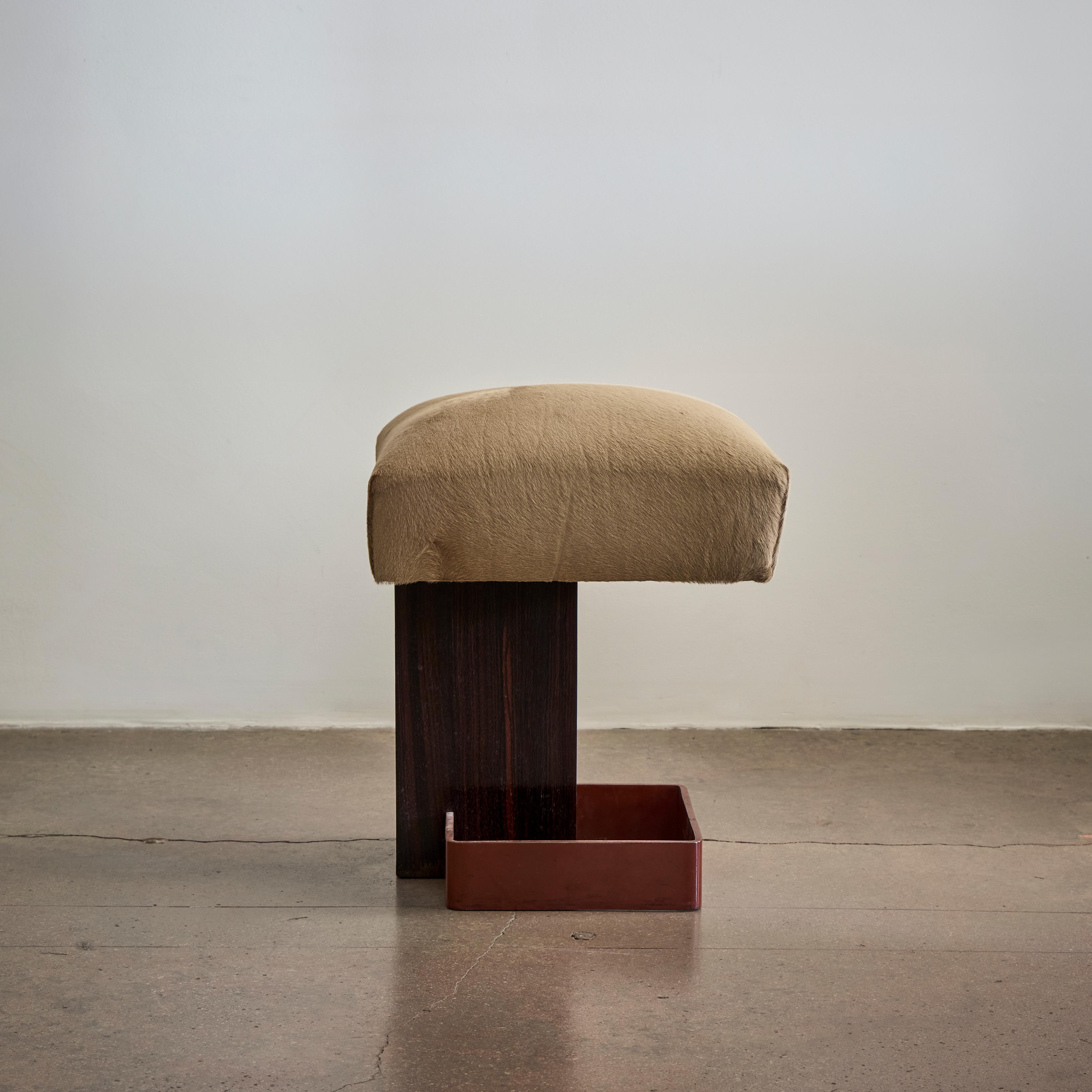 Tabouret rembourré en peau de vache par Andre Sornay. Fabriqué en France dans les années 1930.

La littérature :

Thierry Roche, André Sornay 1902-2000, Paris, 2002
