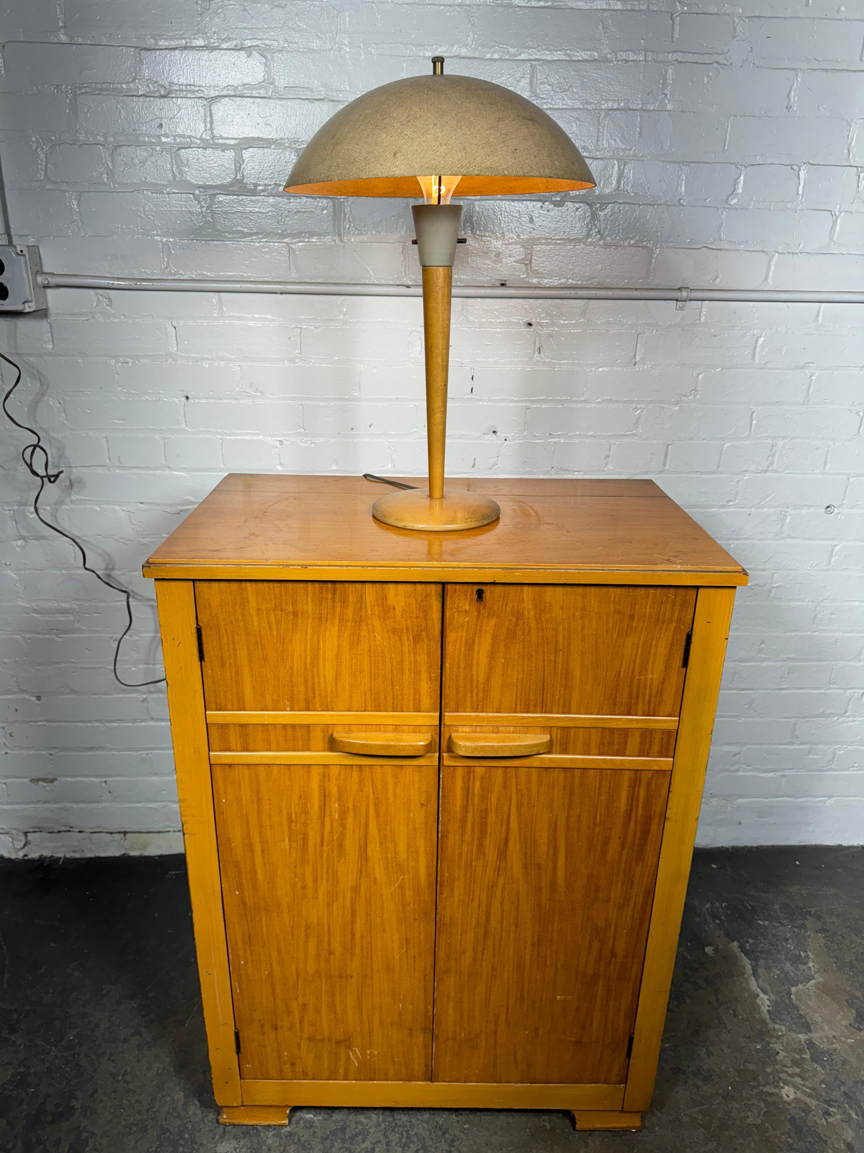 Raro tavolo / scrivania modernista  Lampada progettata da Kurt Versen con un design originale.  Etichetta iniziale... Design classico che mostra la transizione dall'Art Deco al Modernismo. Fine anni '40-inizio anni '50. Mantiene il paralume