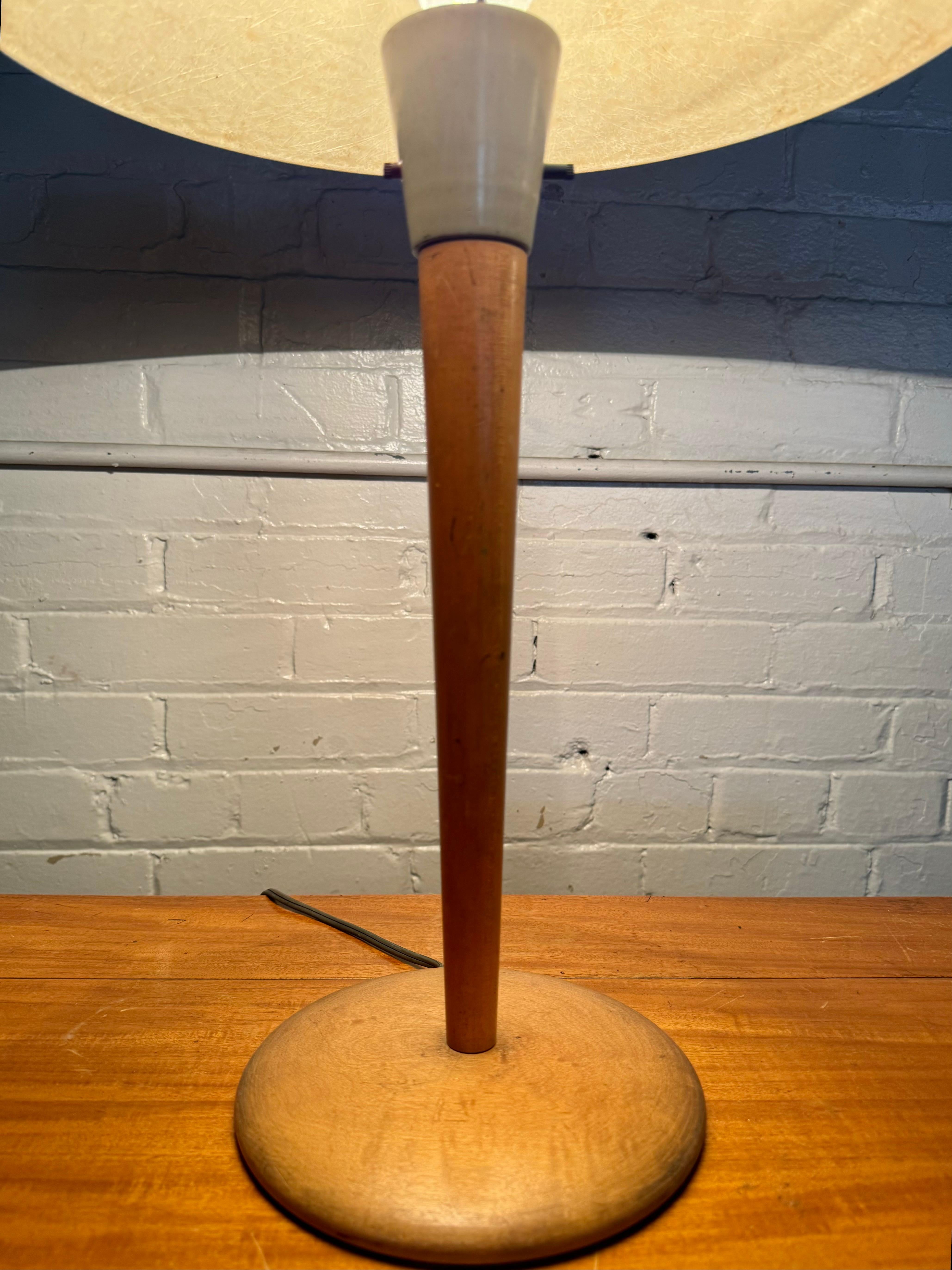 Mid-Century moderno Rara lampada da tavolo modernista progettata da Kurt Versen / etichetta iniziale in vendita