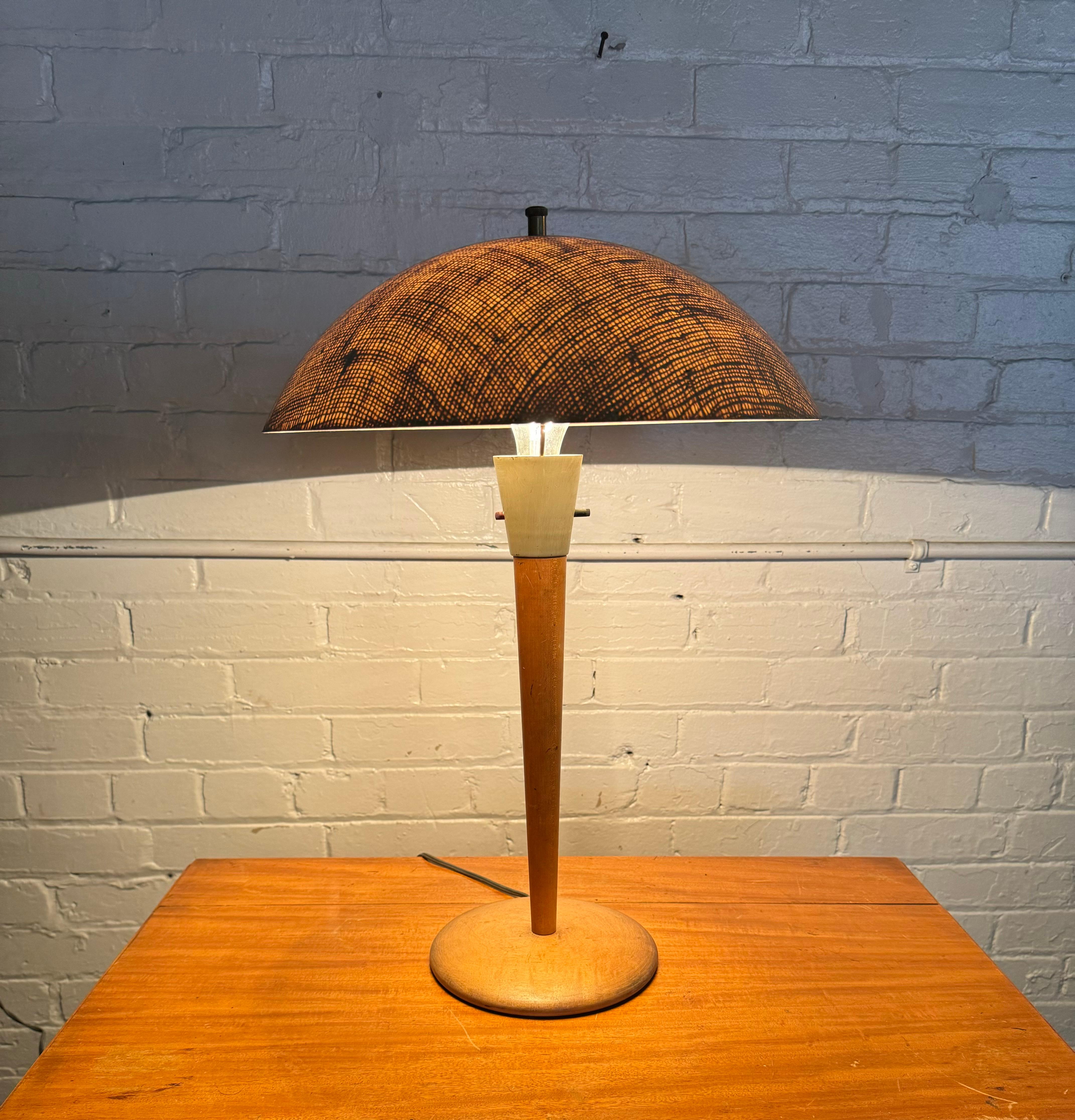 Rara lampada da tavolo modernista progettata da Kurt Versen / etichetta iniziale In condizioni buone in vendita a Buffalo, NY