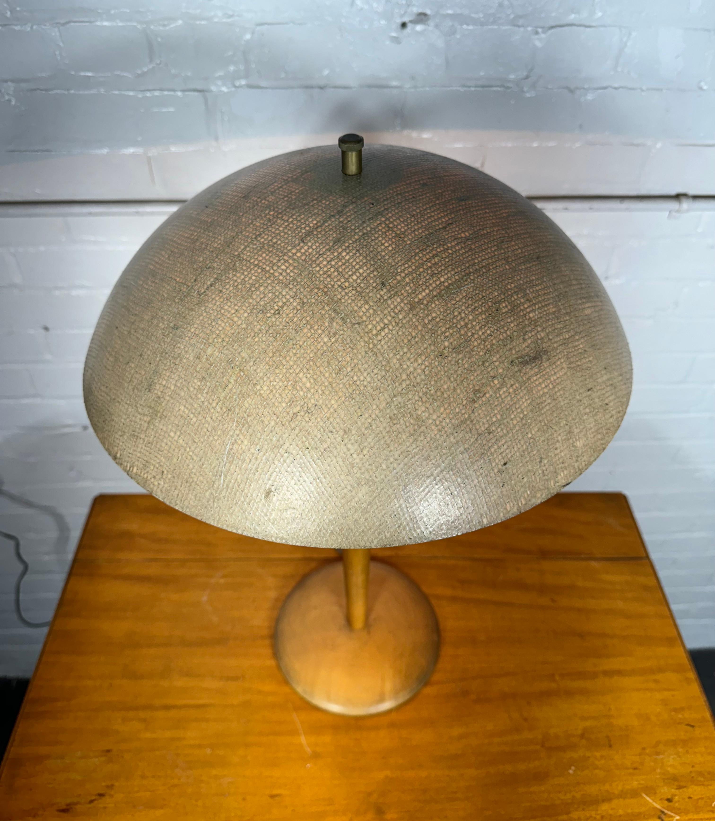 Metà XX secolo Rara lampada da tavolo modernista progettata da Kurt Versen / etichetta iniziale in vendita