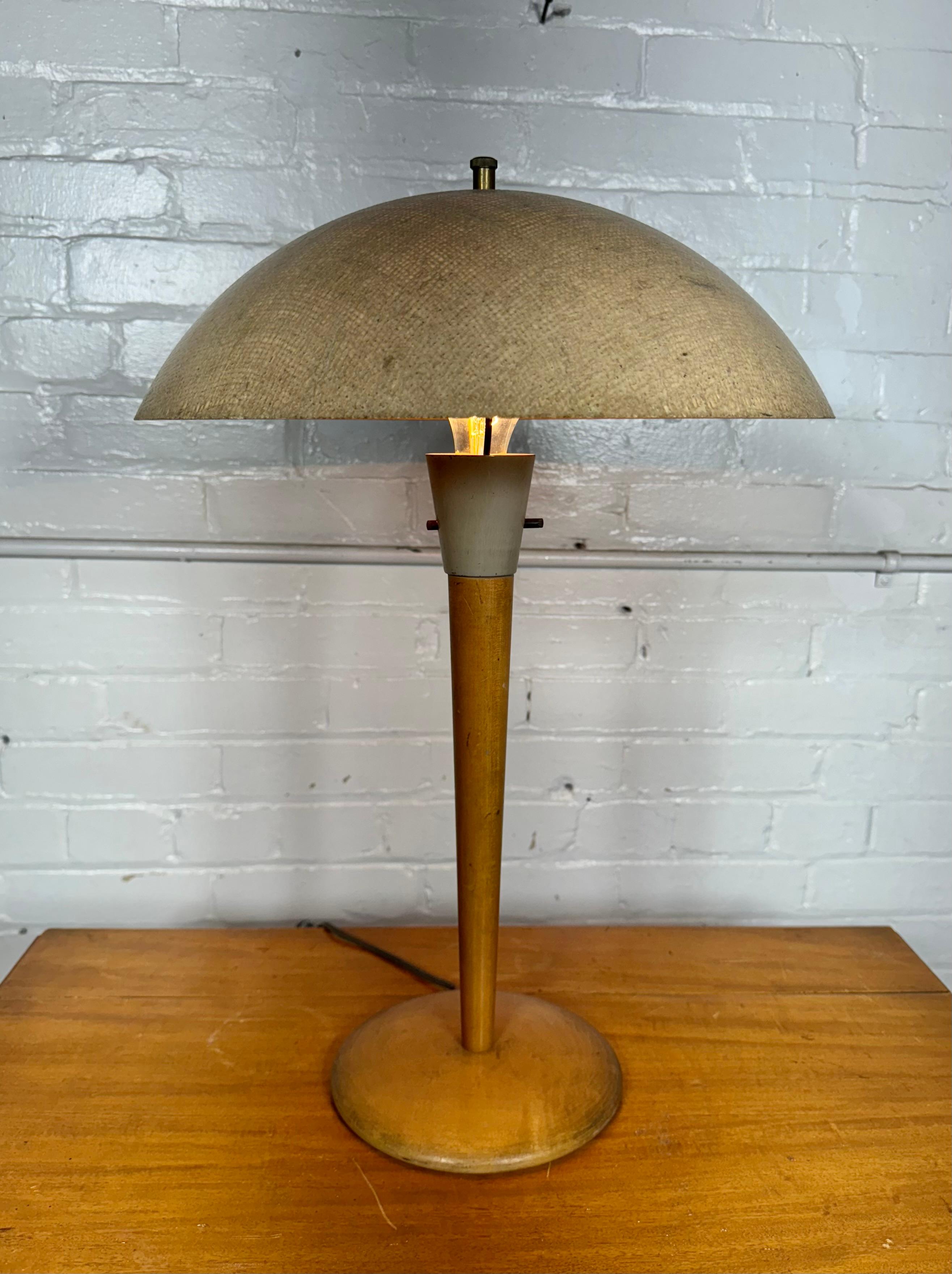 Alluminio Rara lampada da tavolo modernista progettata da Kurt Versen / etichetta iniziale in vendita