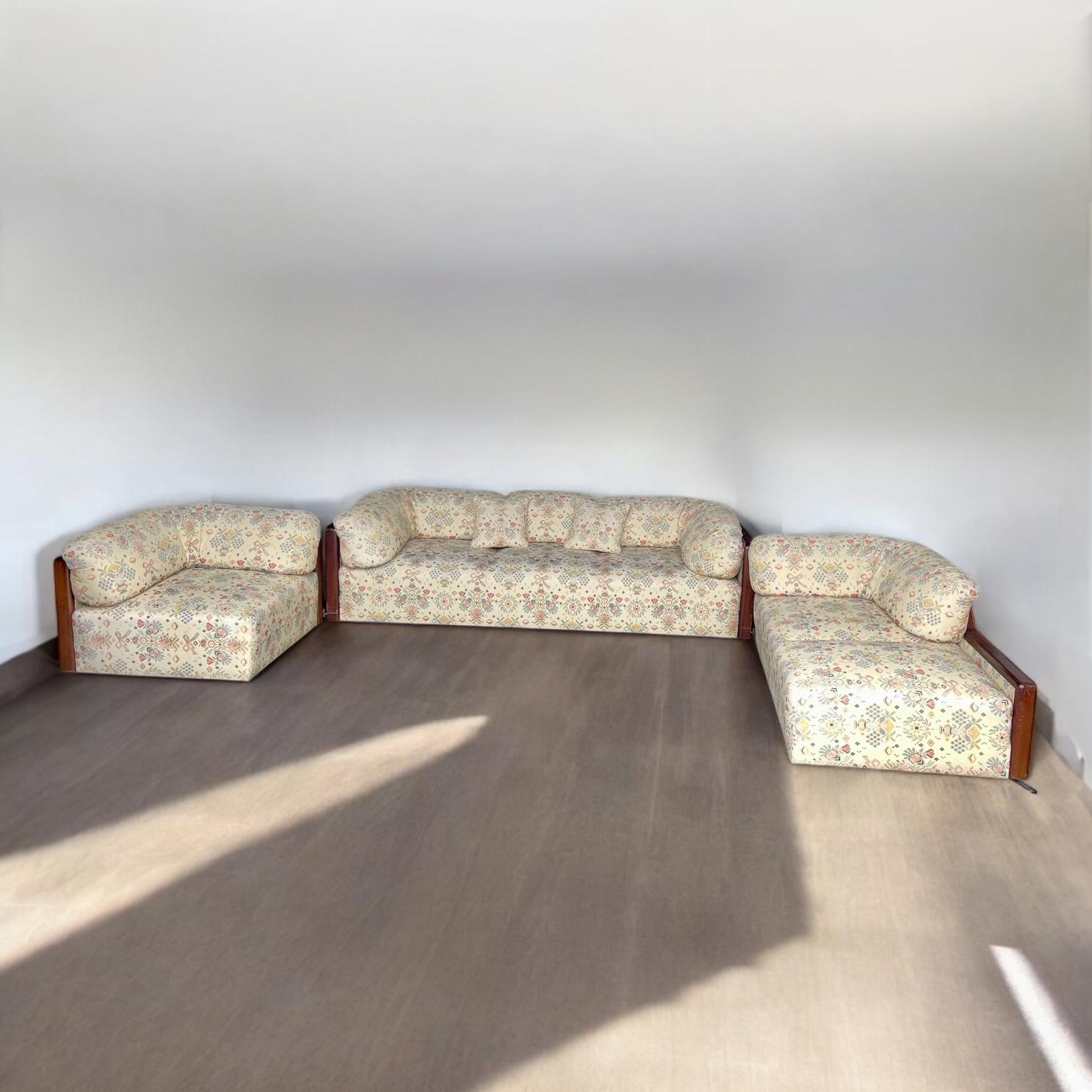 A rare and complete modular lounge set, model “Refugio Due,” designed and produced by Roche Bobois in the late 1970s. This striking ensemble evokes early 20th-century Art Deco aesthetics while offering the comfort and versatility of modern