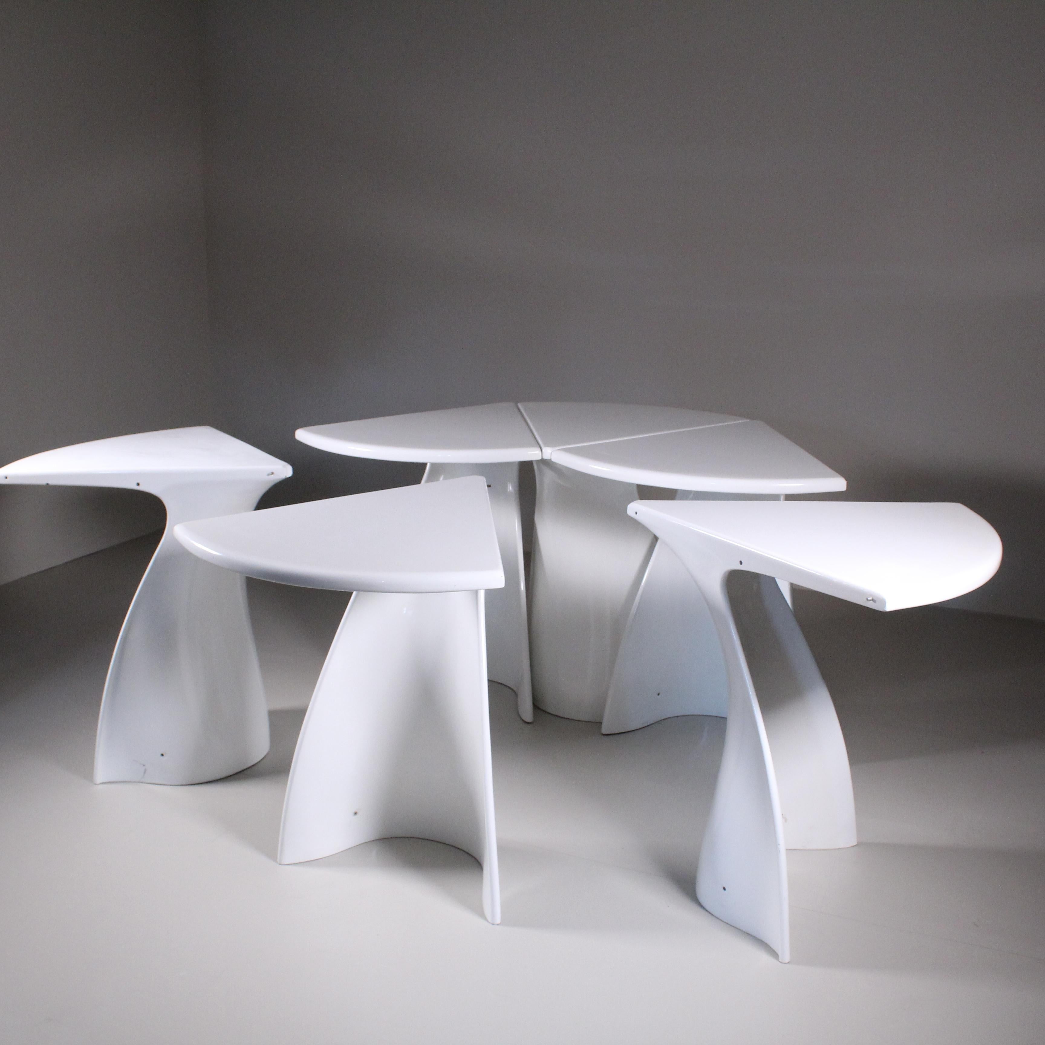 Die Stärke dieses Tisches ist seine Modularität. Fabio Lenci hat den Tisch so entworfen, dass seine Teile je nach den Bedürfnissen des Raums und des Benutzers leicht angepasst und kombiniert werden können. Dank dieser Vielseitigkeit passt sich der