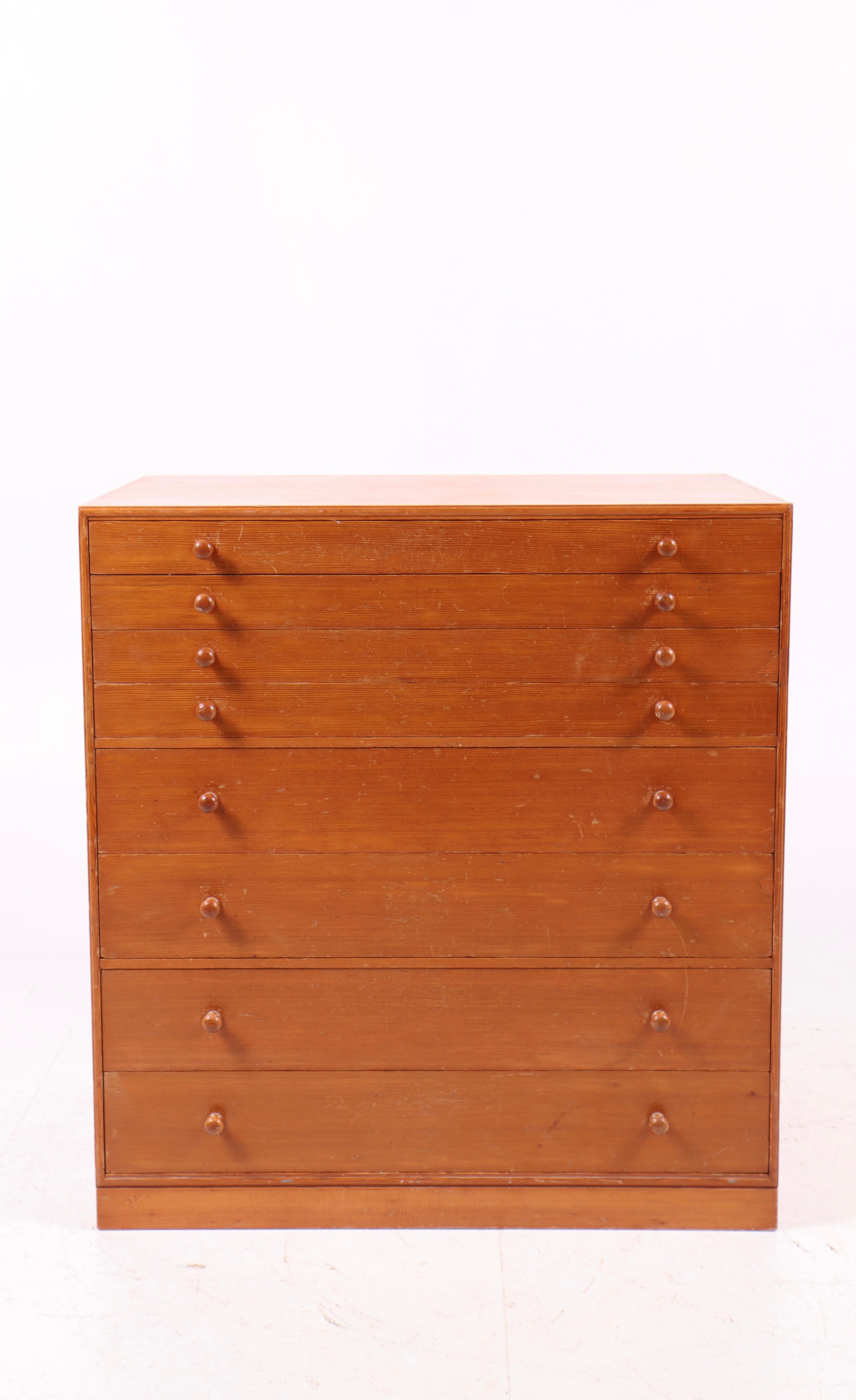 Seltene Kommode von Mogens Koch aus Oregon Pine, Rud Rasmussen, 1960er Jahre
Beschreibung:
Seltene Kommode, entworfen von Mogens Koch und hergestellt von Rud Rasmussen in den 1960er Jahren. Das aus Oregon-Kiefer gefertigte Stück ist im