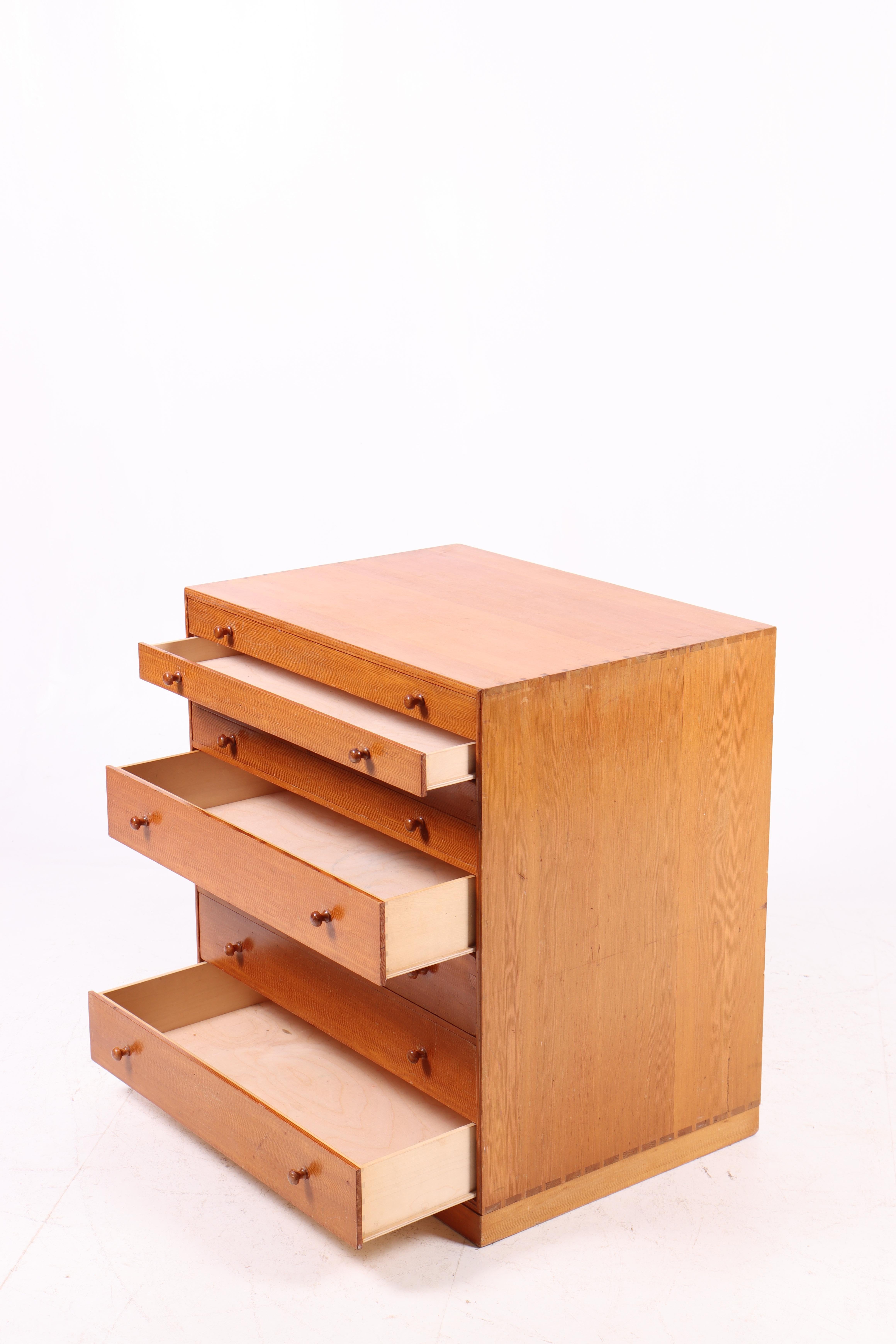 Seltene Kommode von Mogens Koch aus Oregon Pine, Rud Rasmussen, 1960er Jahre (Mitte des 20. Jahrhunderts) im Angebot
