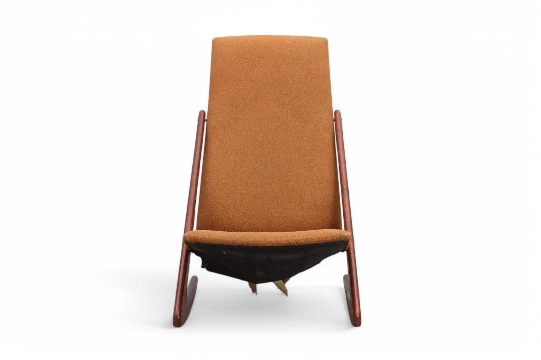 Origine: Danimarca
Designer: Mogens Kold
Produttore: Mogens Kold
Epoca: anni '50
Materiali: Teak
Misure: 24″ di larghezza x 35″ di profondità x 39,5″ di altezza