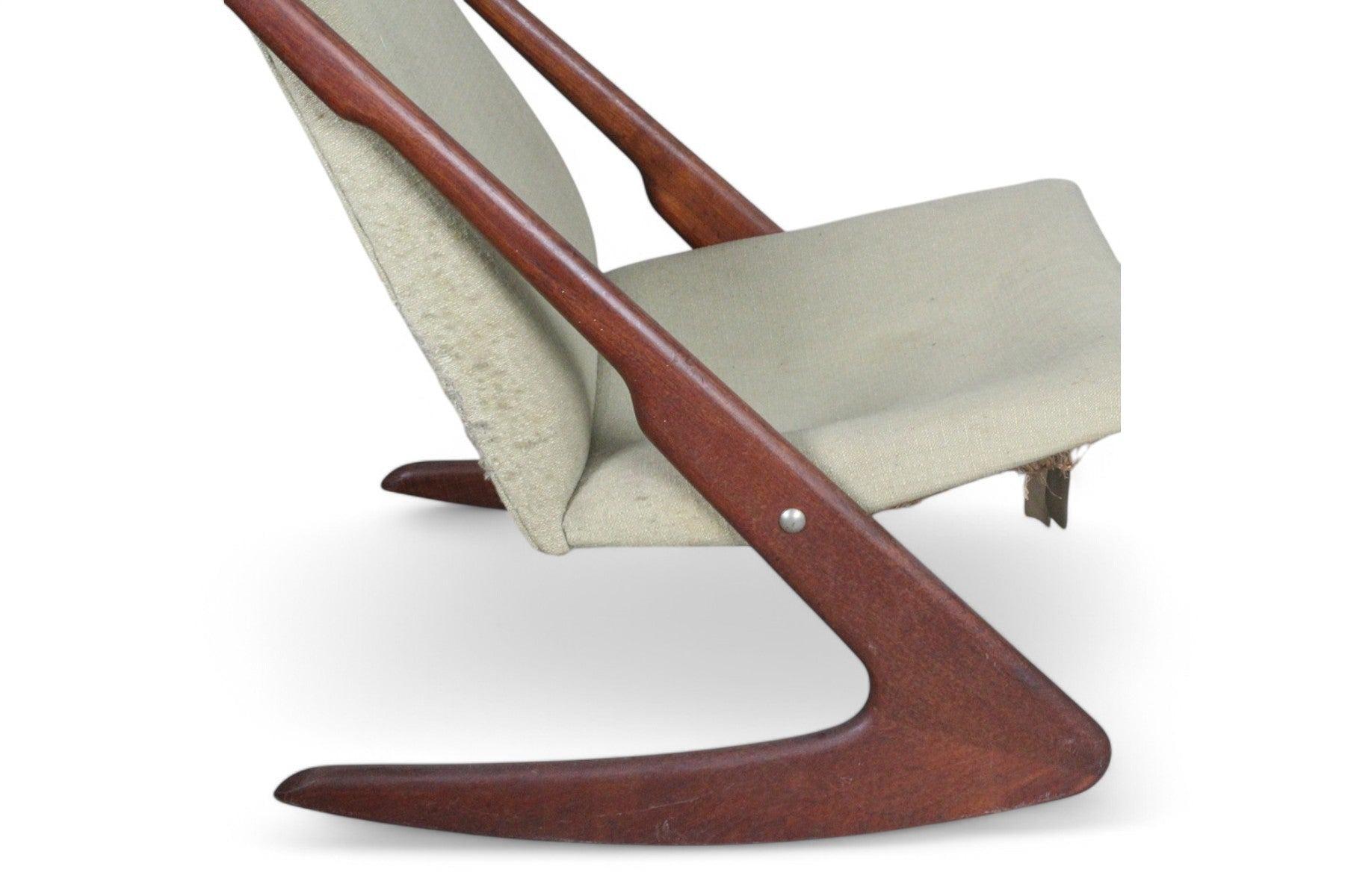 Origine: Danimarca
Designer: Mogens Kold
Produttore: Mogens Kold
Epoca: anni '50
Materiali: Teak, Lana
Misure: 24″ di larghezza x 35″ di profondità x 39,5″ di altezza