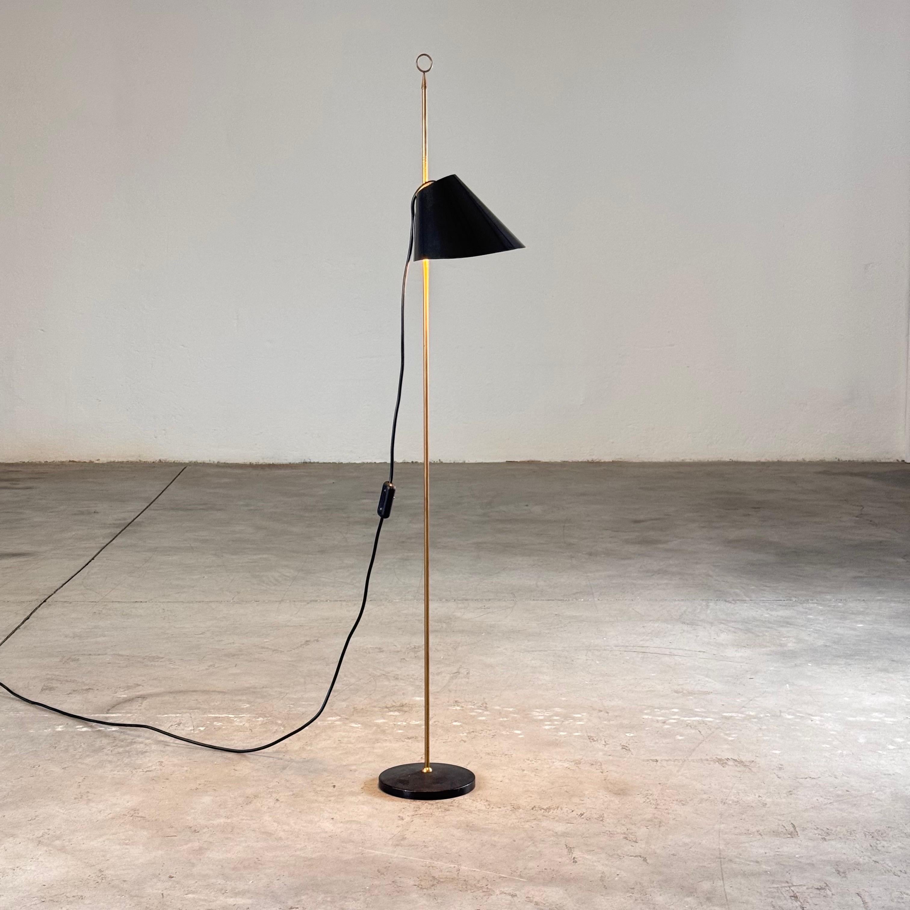 La Monachella, una lámpara de pie verdaderamente excepcional de mediados de siglo, fue diseñada por Luigi Caccia Dominioni para Azucena, y encarna la refinada elegancia y la sencillez funcional que definen su obra.

Esta primera edición presenta su
