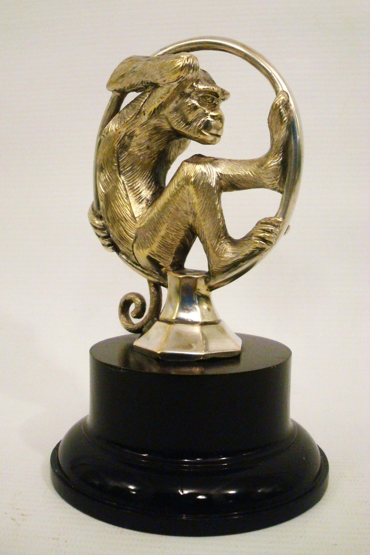 Seltene „Monkey in Hoop“ Car Mascot / Kapuze Ornament Signiert Abit. Frankreich  1920's (Art déco) im Angebot