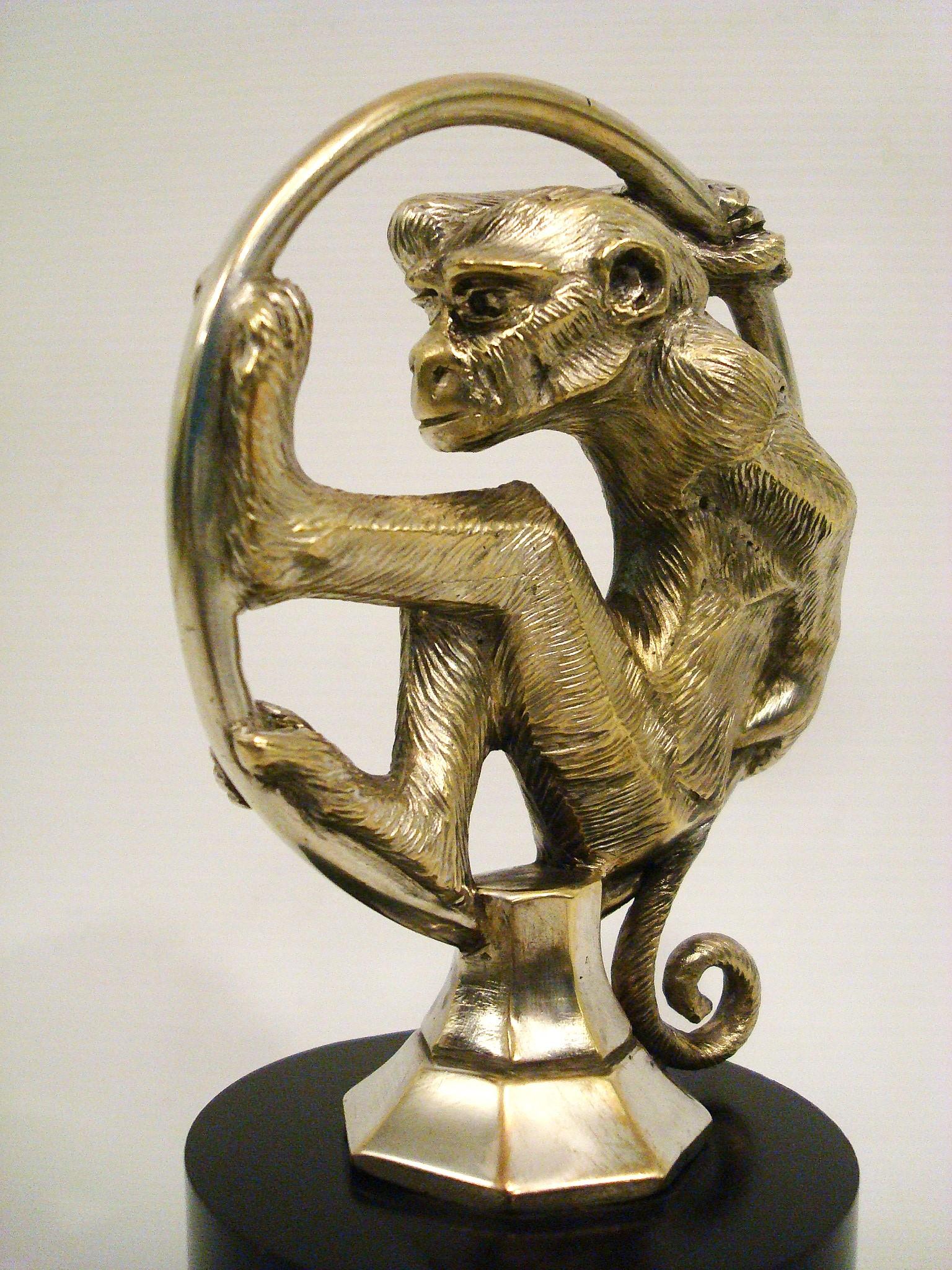 Seltene „Monkey in Hoop“ Car Mascot / Kapuze Ornament Signiert Abit. Frankreich  1920's (Französisch) im Angebot