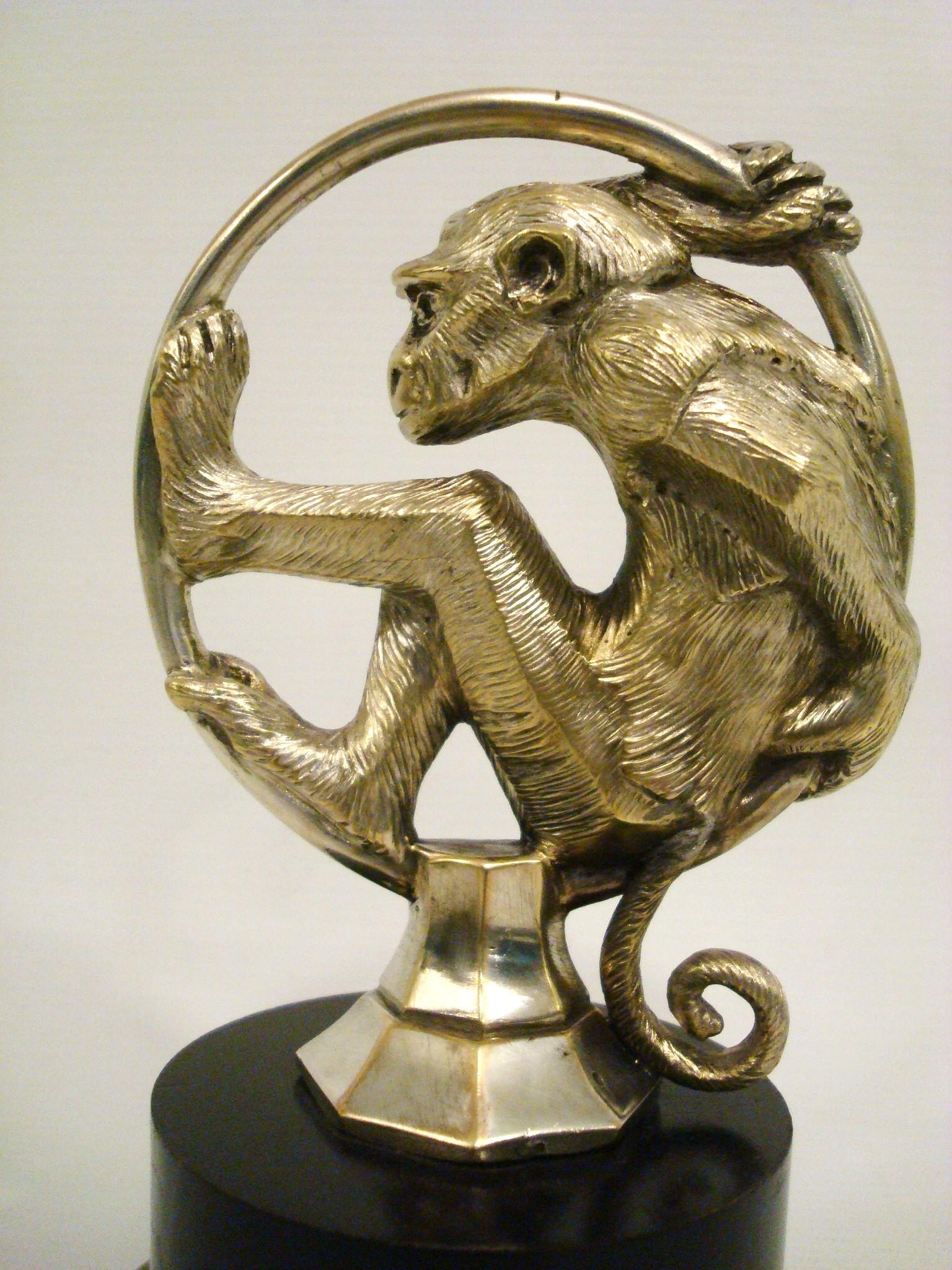 Seltene „Monkey in Hoop“ Car Mascot / Kapuze Ornament Signiert Abit. Frankreich  1920's (Versilbert) im Angebot