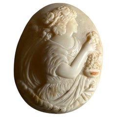 Raro cammeo monocromatico in conchiglia di un Bacco femmina, 1850 ca.