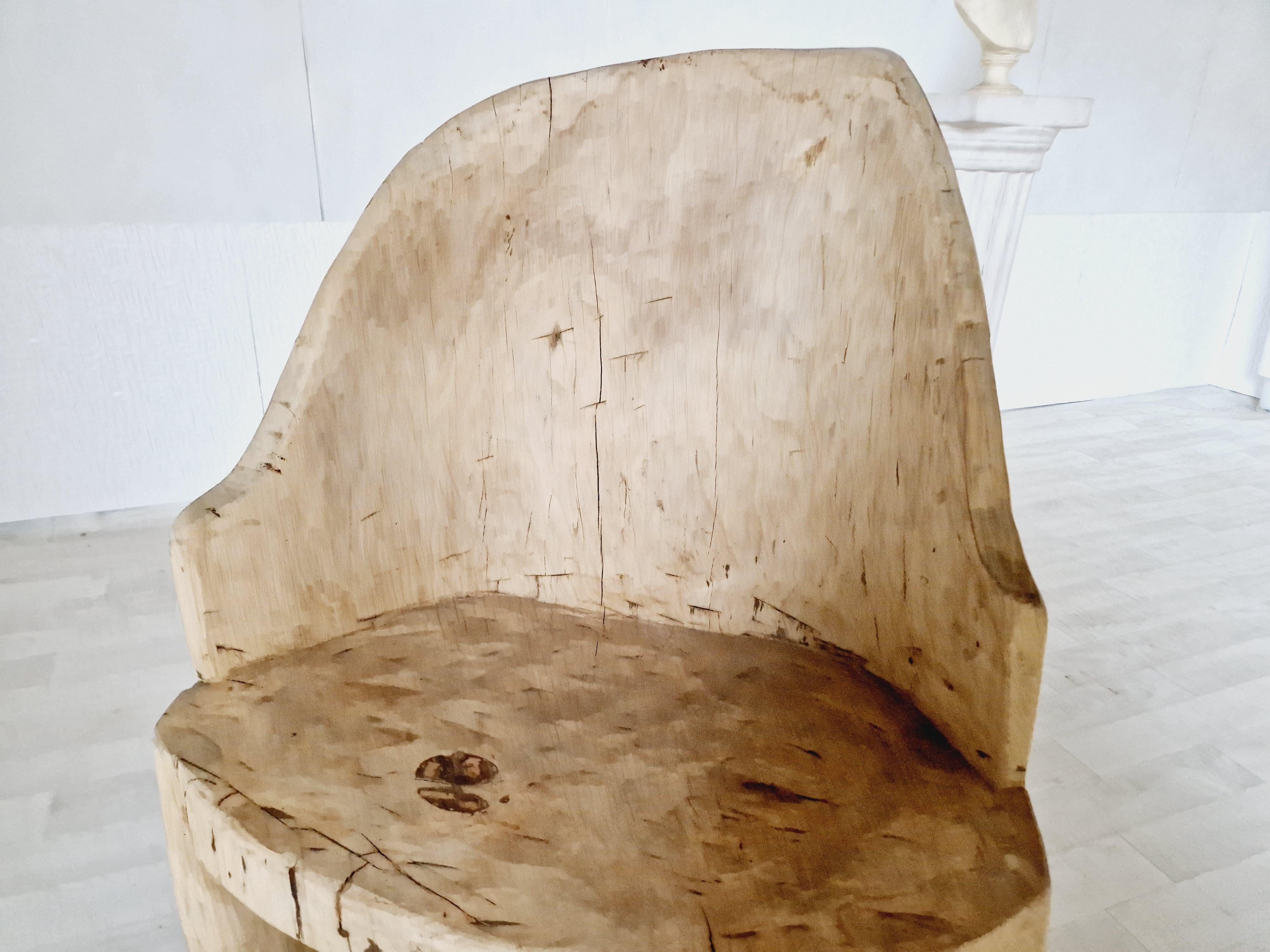 Seltener Monoxyle-Stuhl im schwedischen primitiven Stil im Angebot 3