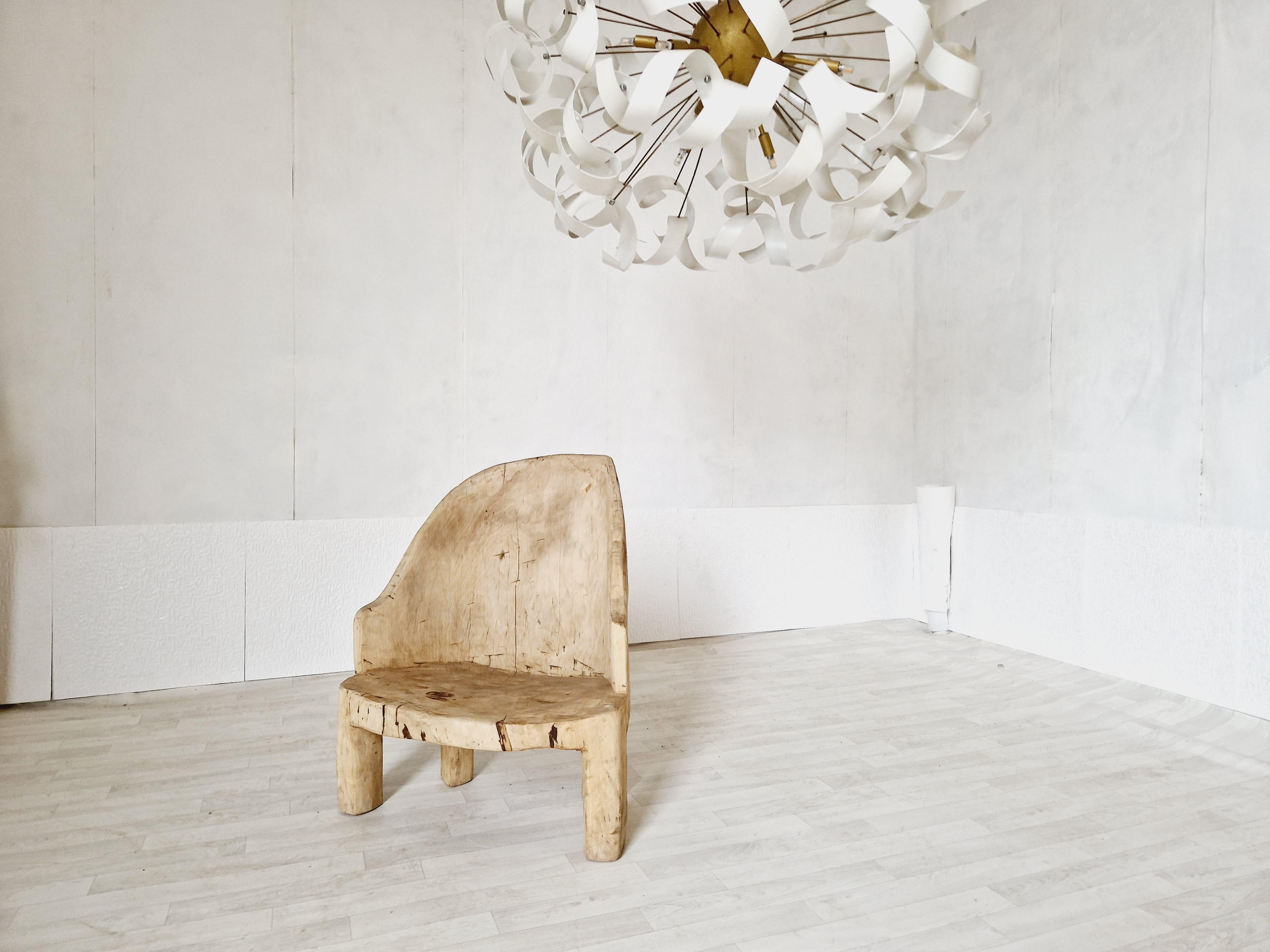 Dieser seltene Monoxyle-Sessel ist ein einzigartiges Vintage-Möbelstück im Brutaliste-Stil, hergestellt aus einer einzigen Kiefer und handgeschnitzt in den frühen bis mittleren 1900er Jahren. Durch seine runde Form, die Farbe des rohen Holzes und