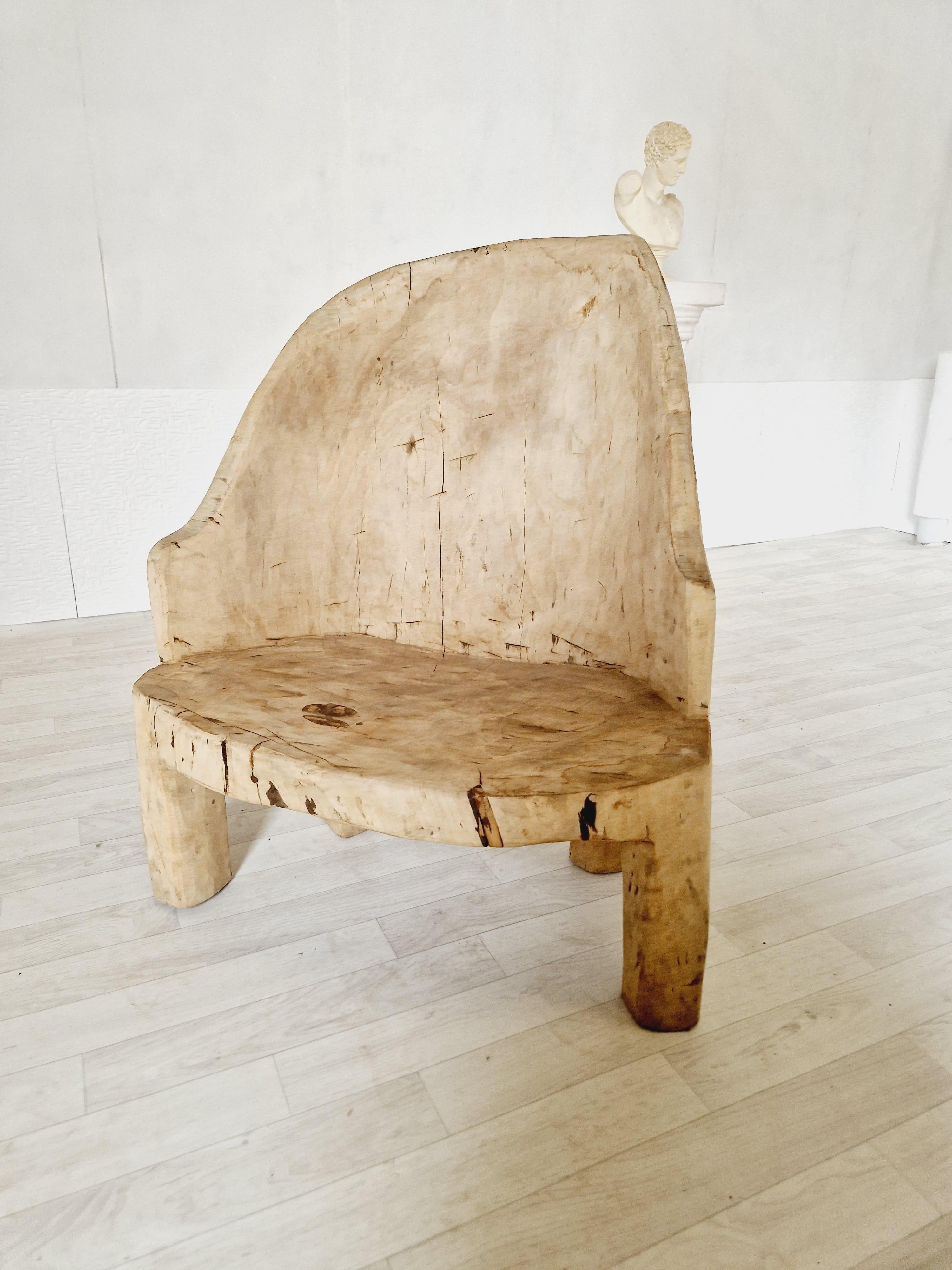 Seltener Monoxyle-Stuhl im schwedischen primitiven Stil (Geschnitzt) im Angebot