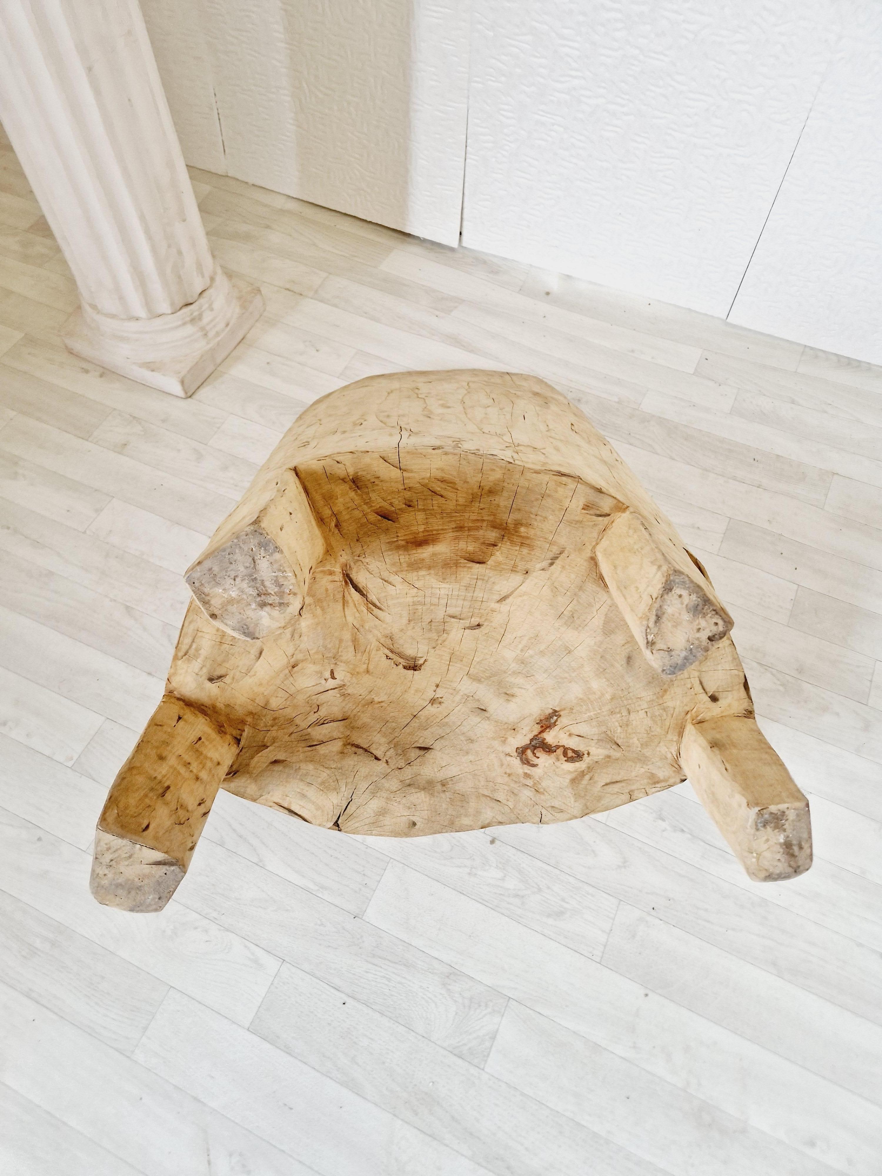 Seltener Monoxyle-Stuhl im schwedischen primitiven Stil (Hartholz) im Angebot