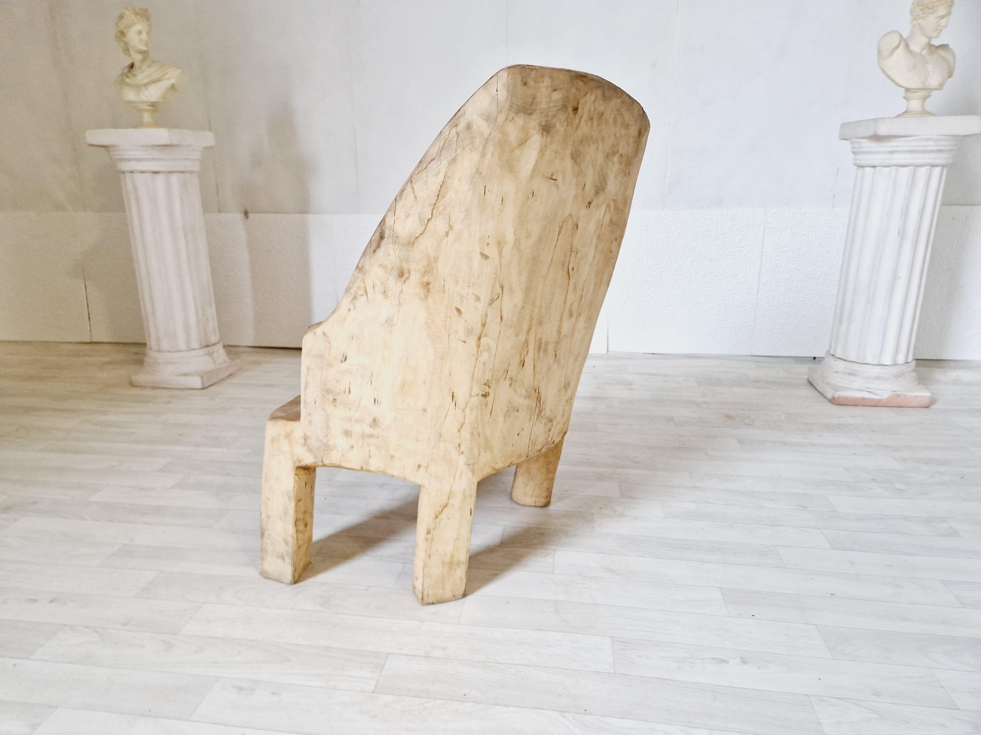 Seltener Monoxyle-Stuhl im schwedischen primitiven Stil im Angebot 1