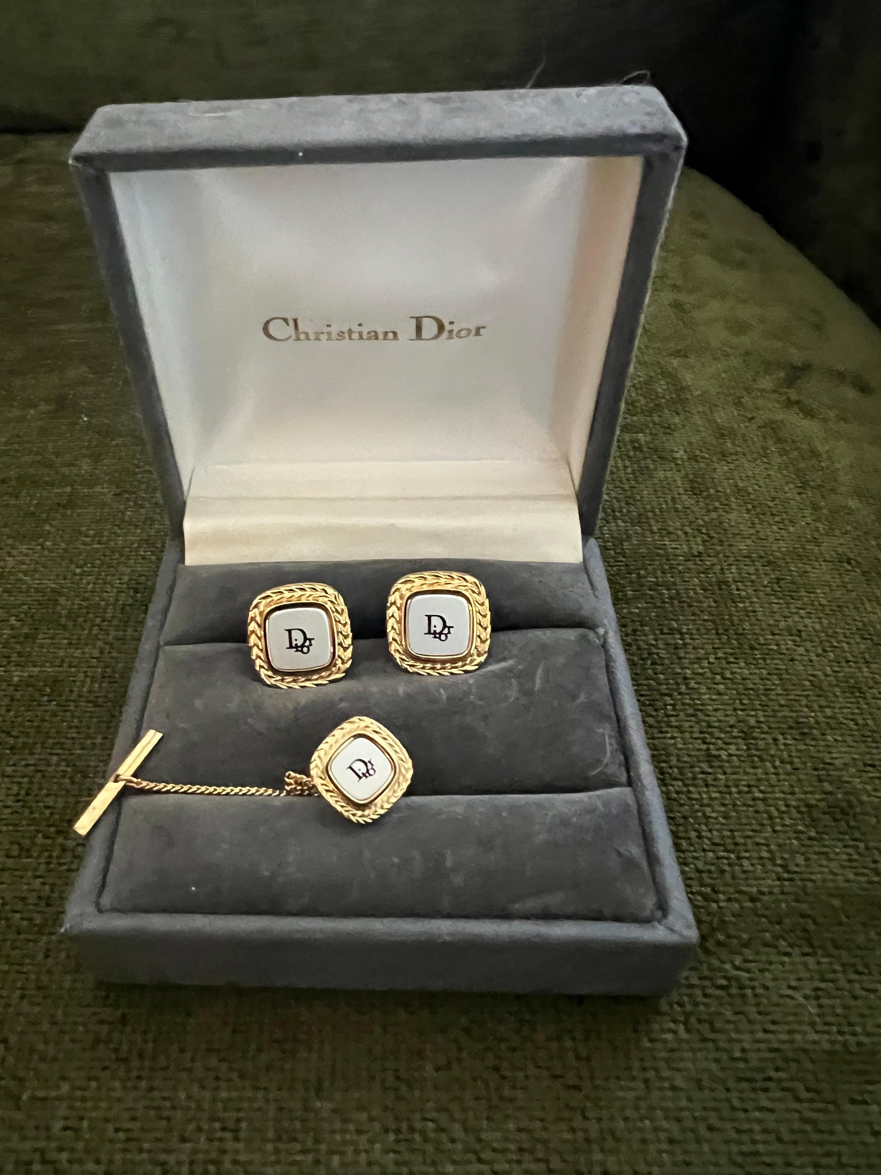 Rare Monsiuer Vintage Christian Dior Gold Plate Cufflinks & Tie Clip In Original Lux Case
Circa 1980 
Original Case 
Featuring a front Dior logo, a textured ground.
“Circa 1980”
Original Gray Suede Luxury Case 
In fantastic vintage condition
Retro,