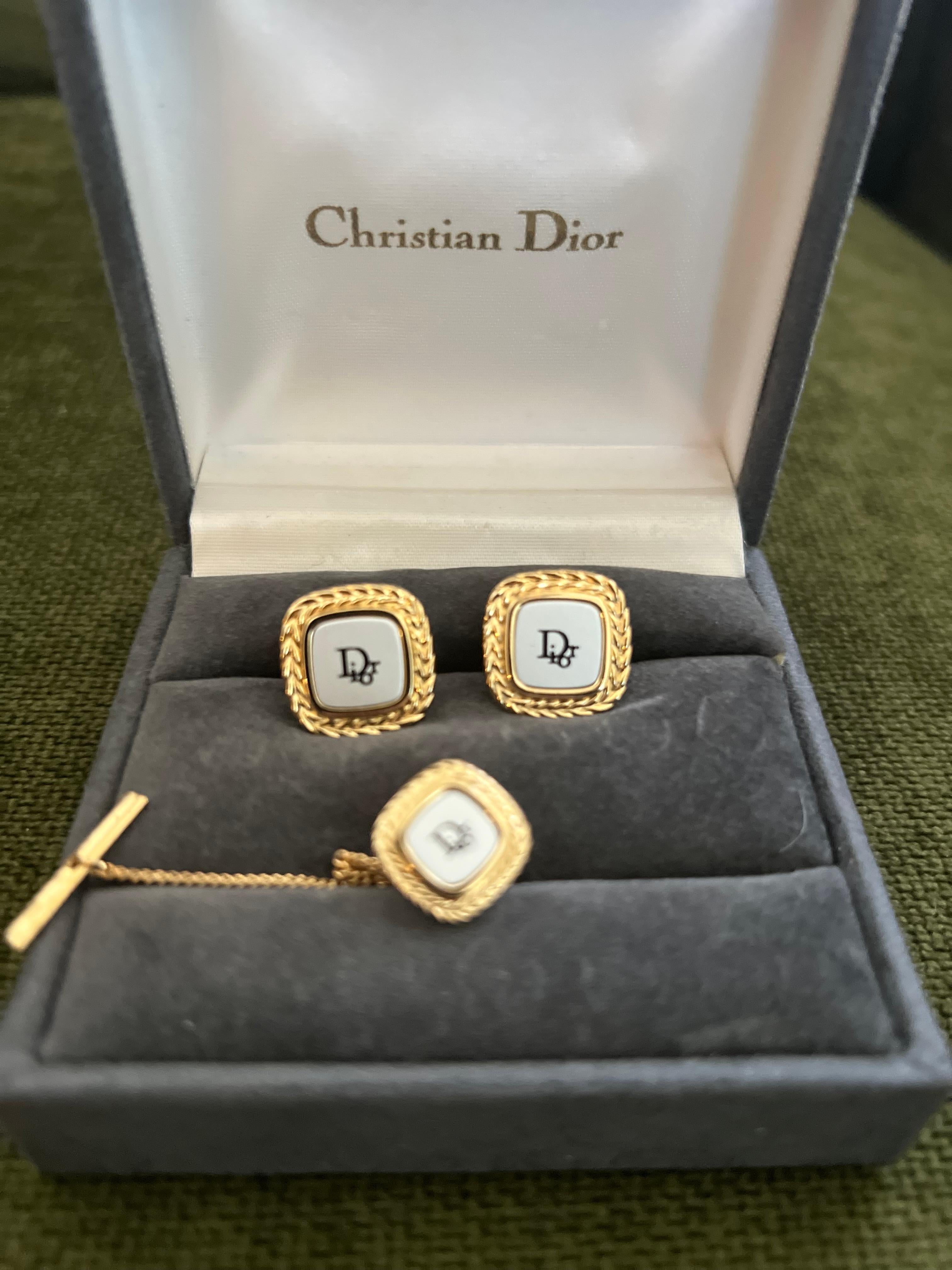 Rare Monsiuer Vintage Christian Dior Gold Plate Cufflinks & Tie Clip In Original In Excellent Condition For Sale In New York, NY