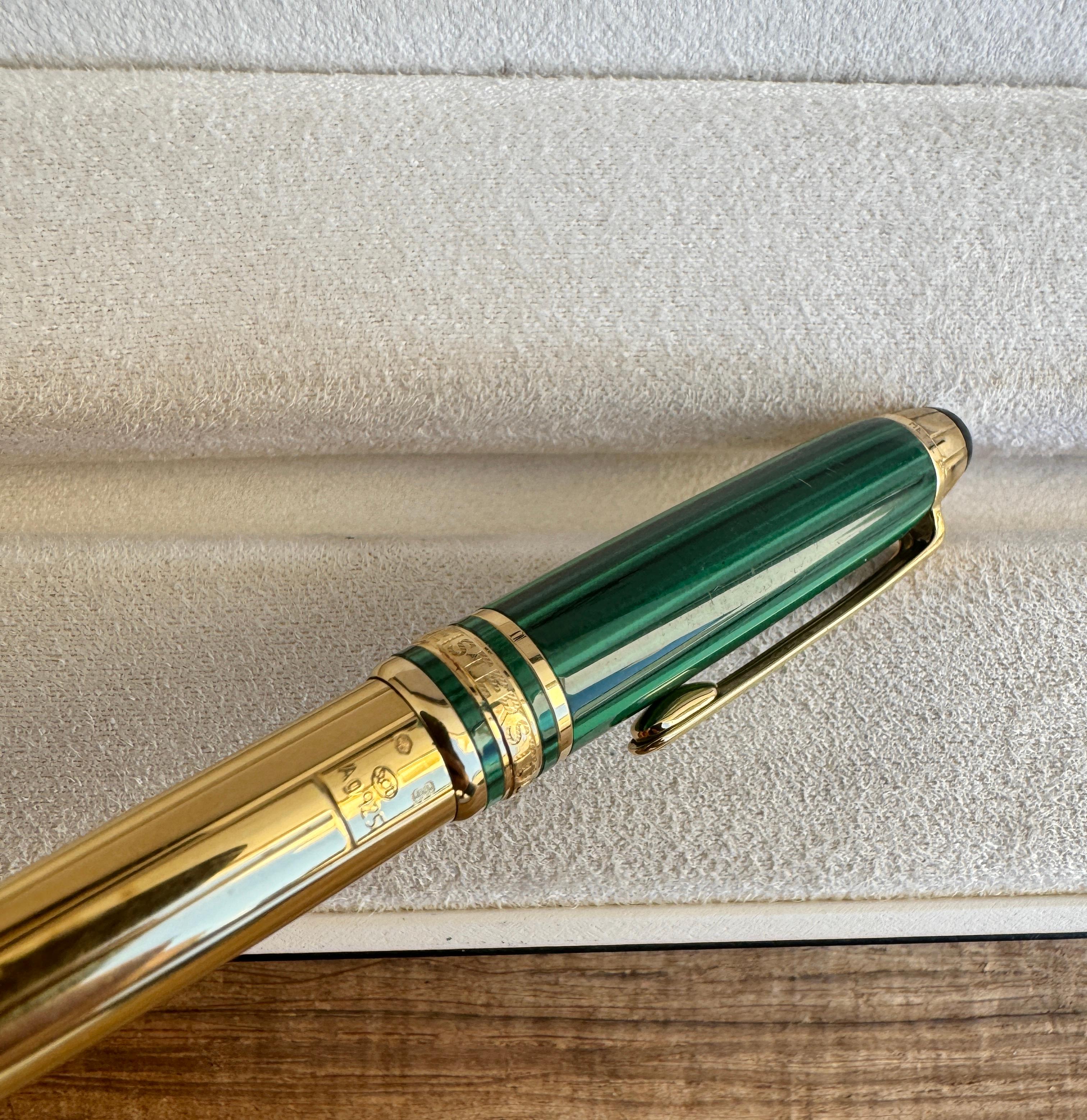 Détails :

Condit : Used With Light Wear And marks Please Check the pics

MATERIAL : Finition en vermeil (plaquage d'or sur argent sterling) et pierre de malachite verte.


Longueur avec le capuchon fermé 112 mm (4 1/2 Inches )


Numéro de série :